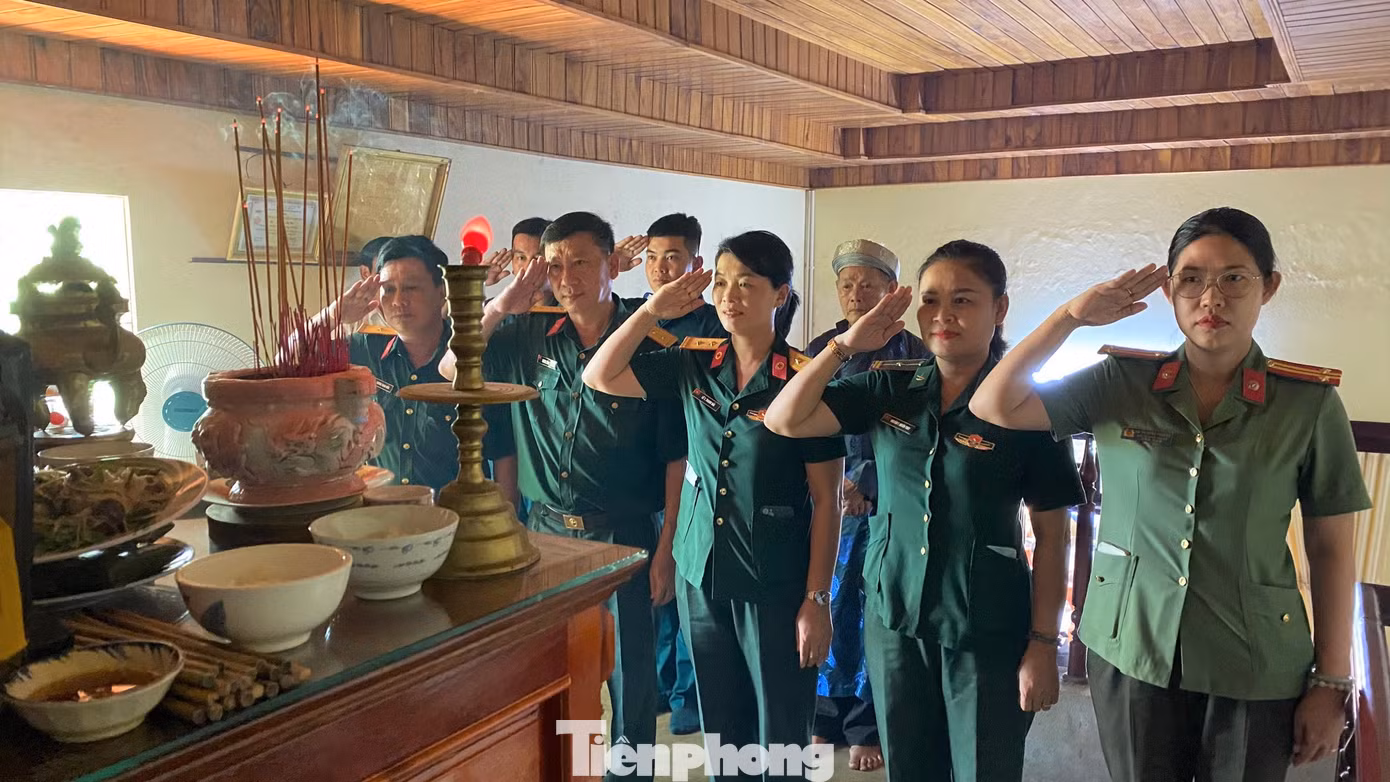 Đại diện BCH Quân sự TP Đà Nẵng tri ân những người đã ngã xuống vì Tổ quốc. Đại diện BCH Quân sự TP Đà Nẵng tri ân những người đã ngã xuống vì Tổ quốc.