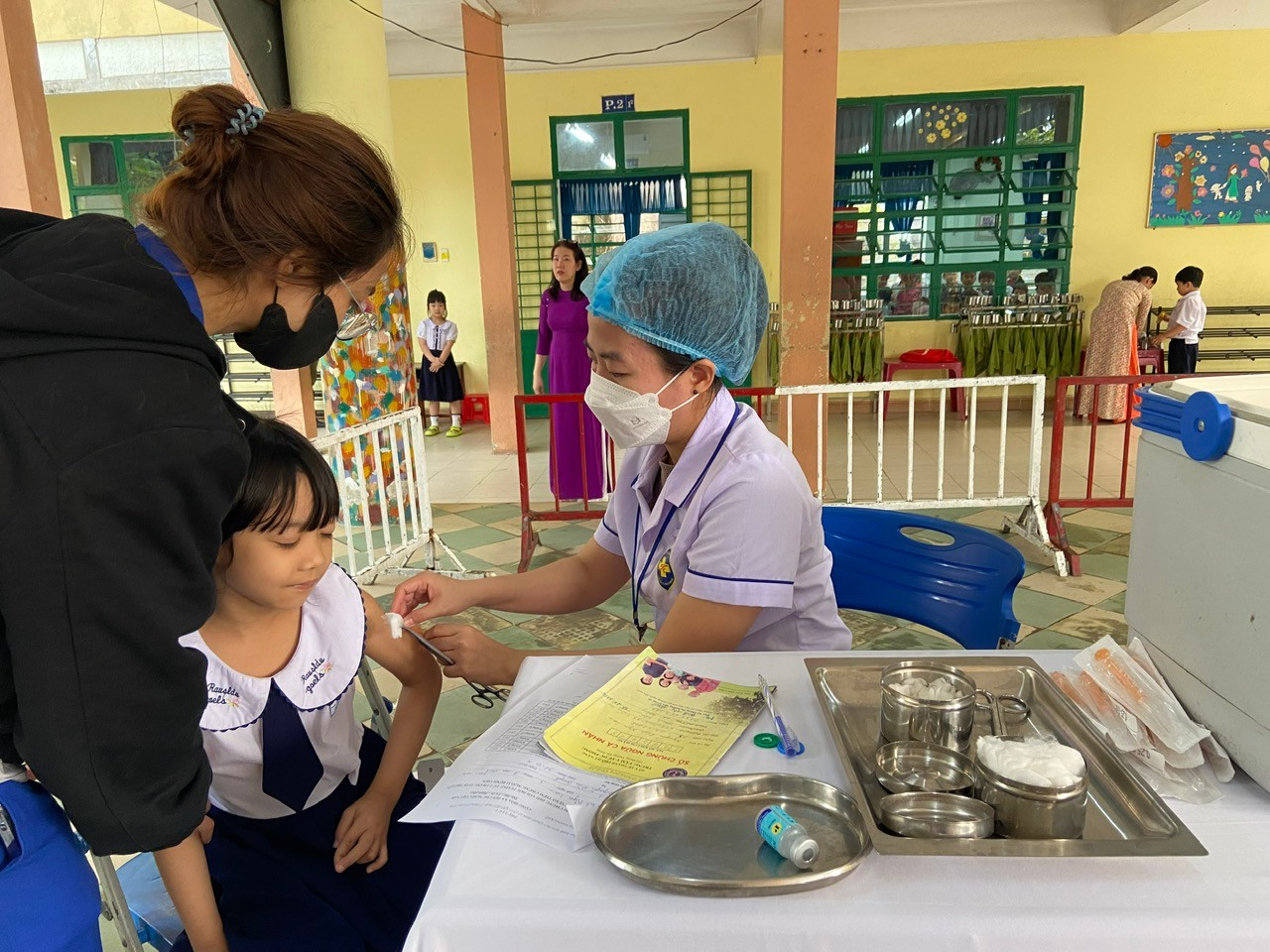 Tiêm vắc xin sởi tại trường học cho học sinh Đà Nẵng. Ảnh: CDC.