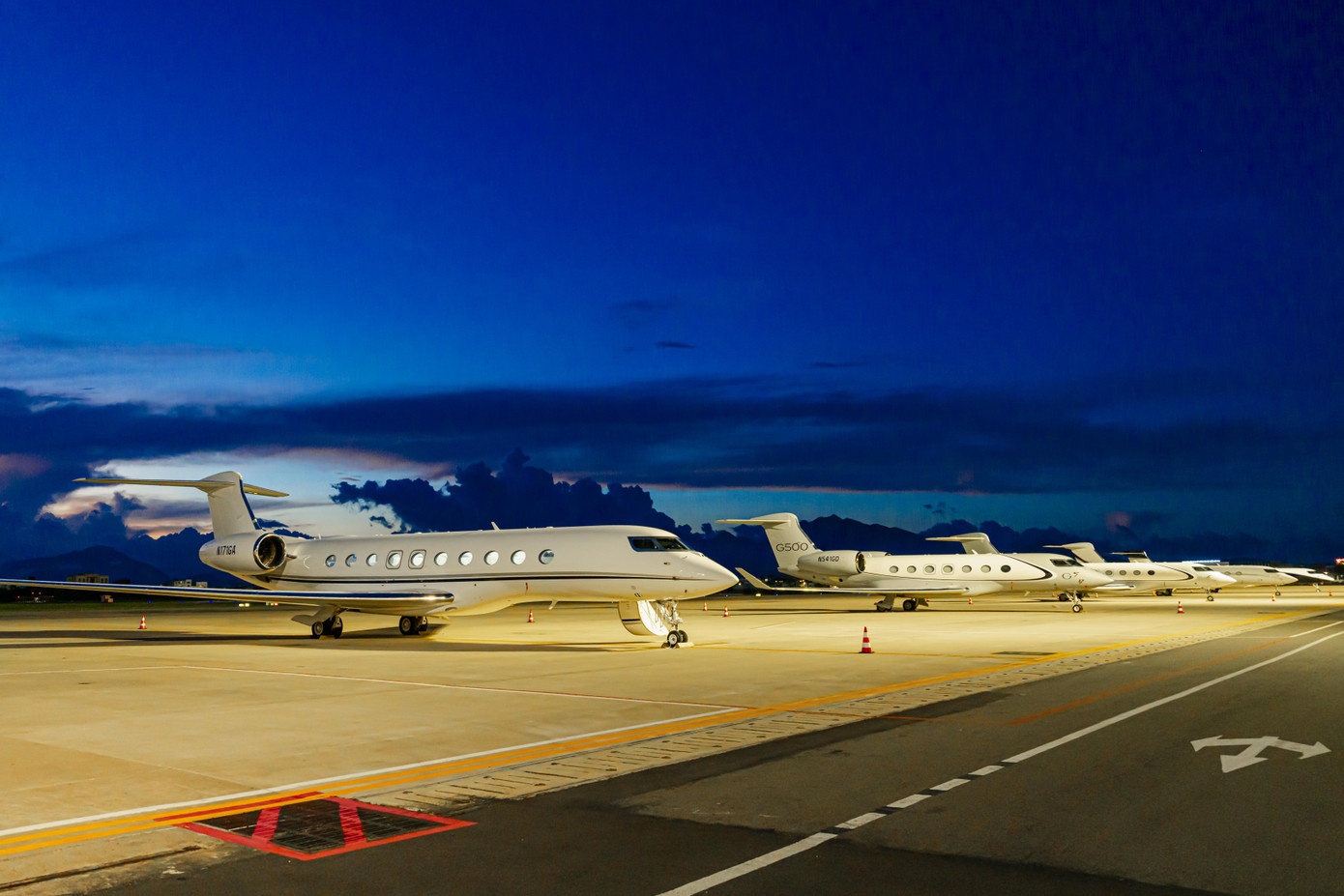 5 dòng chuyên cơ gồm 1 tàu bay G600, 1 tàu bay G500, 1 tàu bay G650ER và đặc biệt là sự xuất hiện của 2 tàu bay G700 vừa được hãng ra mắt năm nay. 5 dòng chuyên cơ gồm 1 tàu bay G600, 1 tàu bay G500, 1 tàu bay G650ER và đặc biệt là sự xuất hiện của 2 tàu bay G700 vừa được hãng ra mắt năm nay.