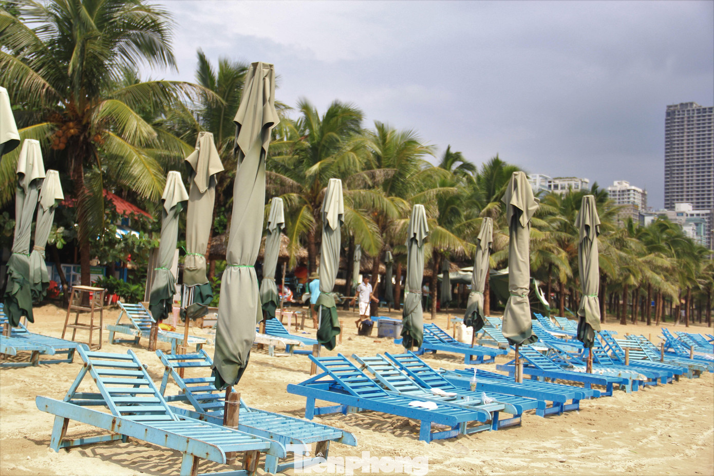 "Lần này nghe bão mạnh nên tôi run lắm. Dọn sớm chừng nào hay chừng ấy”, ông Sinh lo lắng.