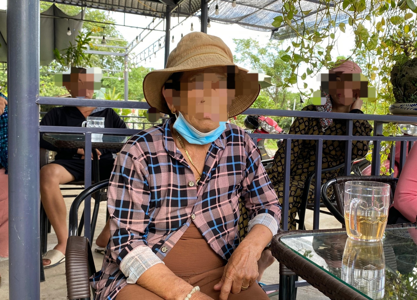 Nhiều phụ huynh lo lắng vì con em phải đi học xa nhà, mùa mưa lũ nguy hiểm bởi không có ai đưa đón.