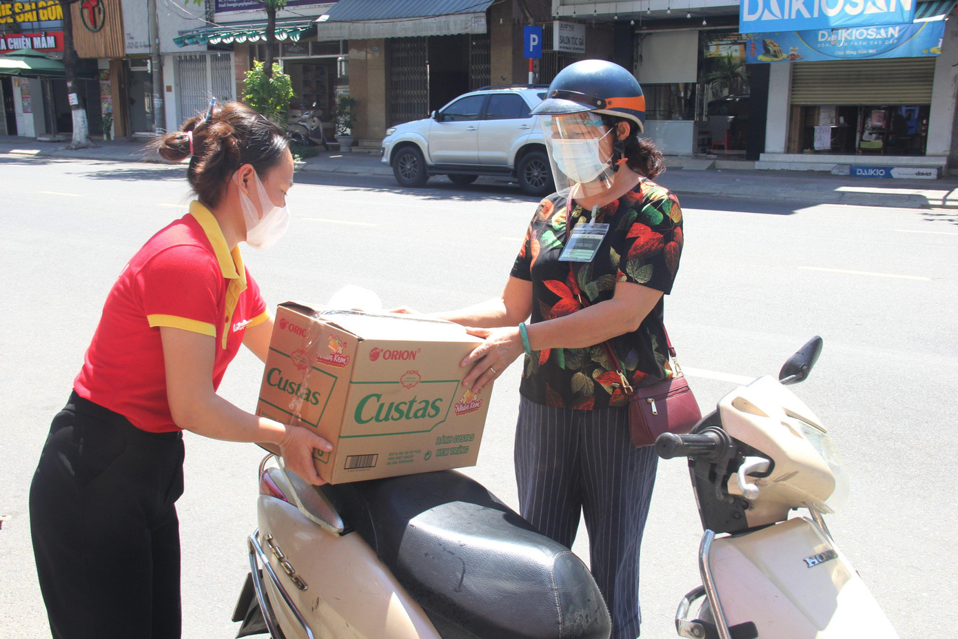 Theo bà Lê Thị Kim Phương, Giám đốc Sở Công thương Đà Nẵng, trong những ngày gần đây bắt đầu xảy ra tình trạng cháy hàng ở một số siêu thị, đặc biệt là chuỗi siêu thị Vinmart . Đơn hàng đăng ký tăng lên 150 đơn/ngày. Trong khi mỗi cửa hàng chỉ có 3 - 4người, không kịp soạn hàng, nhiều đơn phải giao sang ngày hôm sau. Trước tình hình này, nhiều phường đã cử người đến giúp cửa hàng sắp xếp đơn hàng để kịp thời giao cho người dân. Trong ảnh: Tổ dân phố đi mua thực phẩm cho người dân.