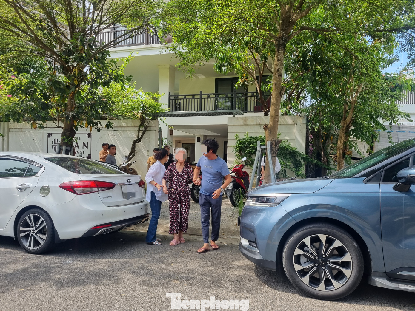 Nhiều cụ rời khỏi viện dưỡng lão sáng 23/5. Nhiều cụ rời khỏi viện dưỡng lão sáng 23/5.