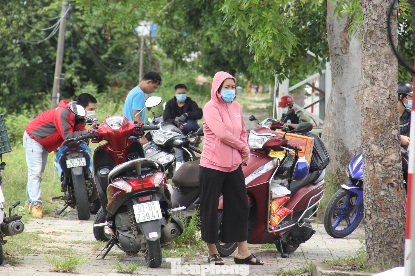 Hàng loạt người dân khác cũng kẹt lại chốt và phải quay lại vì không có giấy xác nhận của địa phương nơi đến.