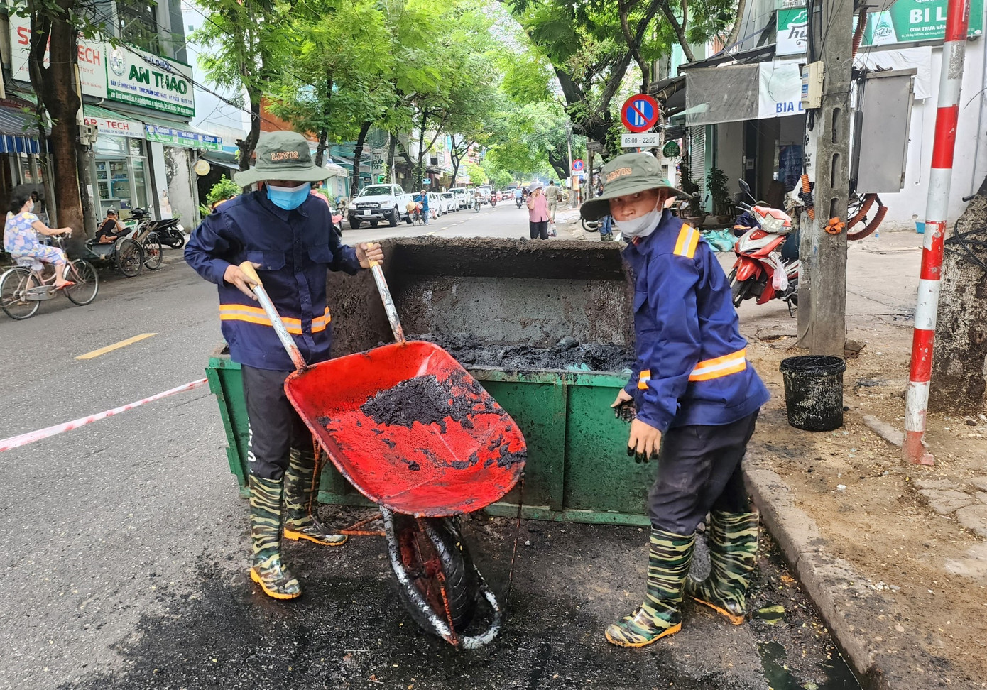 Theo UBND quận Hải Châu, từ nay đến cuối tháng, quận sẽ tổng vệ sinh toàn bộ các khu vực, tuyến đường; đầu tư, sửa chữa, nâng cấp các hố ga, cửa thu nước bị hư hỏng; triển khai nạo vét, khơi thông dòng chảy đối với 52 tuyến cống đường dưới 10m5; ưu tiên xử lý các khu vực kiệt hẻm đang có tình trạng tắc nghẽn…