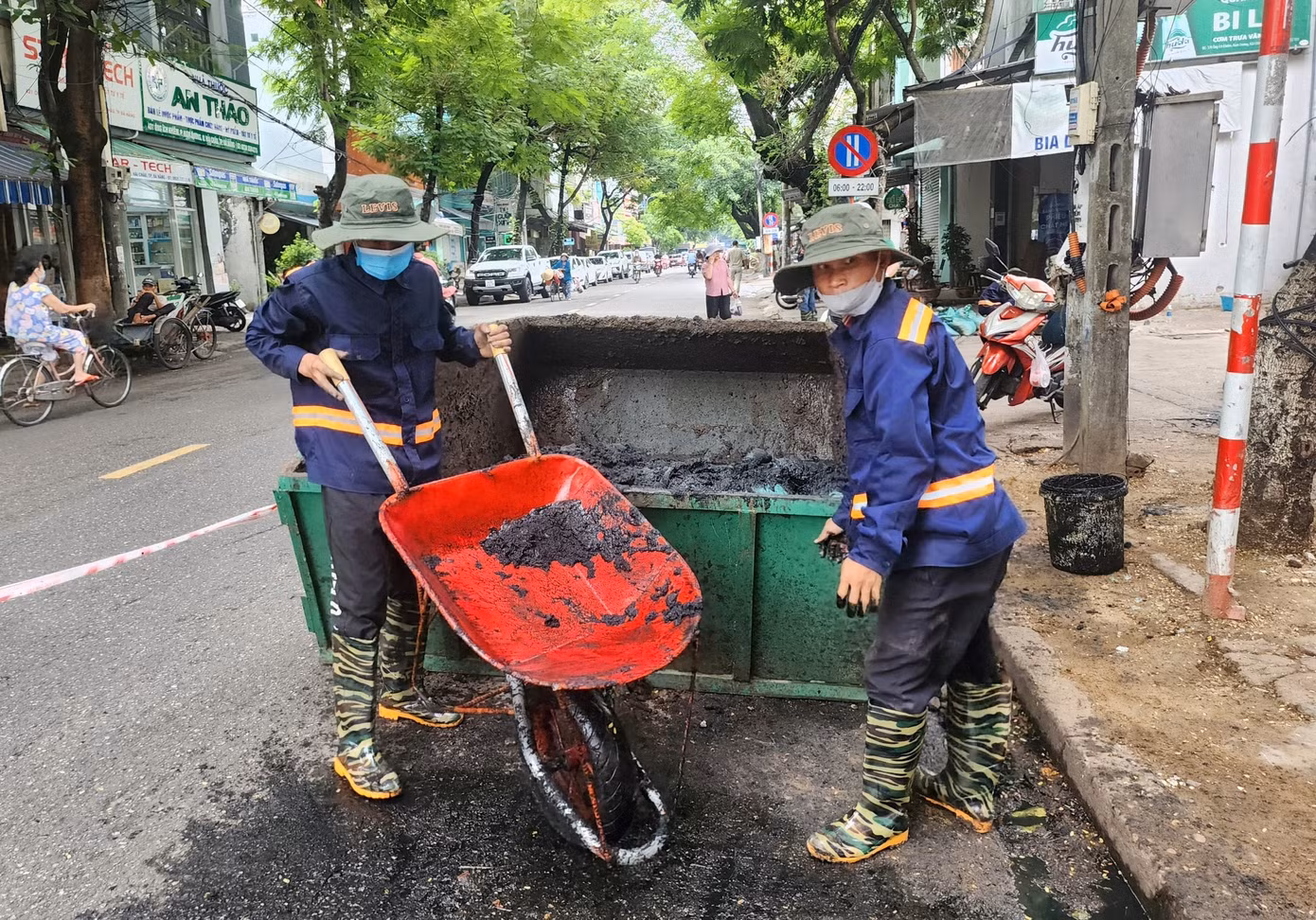 Theo UBND quận Hải Châu, từ nay đến cuối tháng, quận sẽ tổng vệ sinh toàn bộ các khu vực, tuyến đường; đầu tư, sửa chữa, nâng cấp các hố ga, cửa thu nước bị hư hỏng; triển khai nạo vét, khơi thông dòng chảy đối với 52 tuyến cống đường dưới 10m5; ưu tiên xử lý các khu vực kiệt hẻm đang có tình trạng tắc nghẽn…
