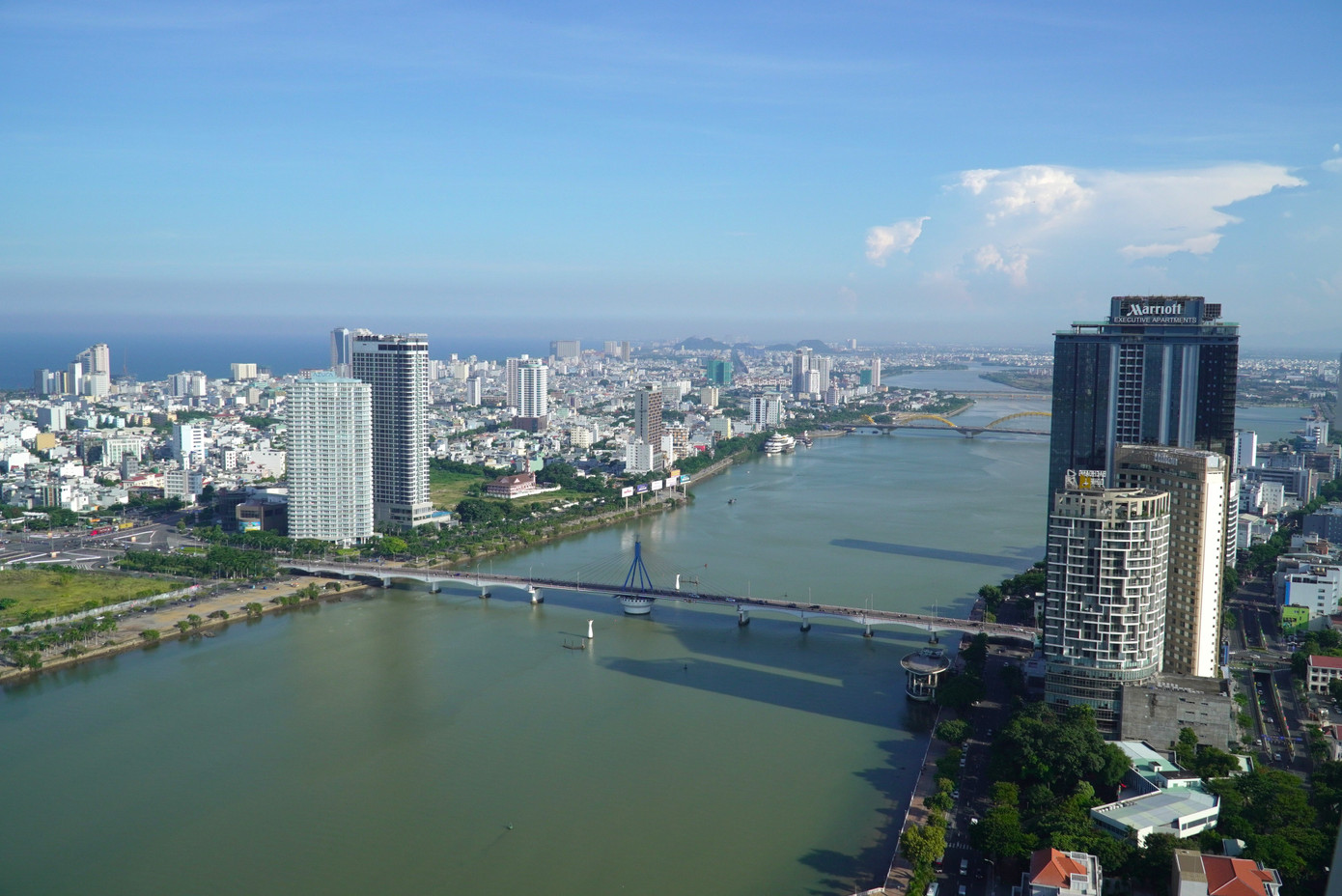 Theo Cục Thống kê Đà Nẵng, trong 6 tháng đầu năm, thị trường bất động sản thành phố đã có sự phục hồi rõ nét, các giao dịch sôi động trở lại nhờ tiến độ thi công ổn định, dòng vốn đầu tư cải thiện và hàng loạt dự án mới được mở bán. Thêm vào đó, các thông tin quy hoạch khả quan như đề án Khu Thương mại Tự do, Trung tâm Tài chính khu vực và các dự án lớn như Làng Vân, khu công nghệ Vietel, khu đô thị công nghệ FPT... đang tạo lực đẩy mới cho thị trường.