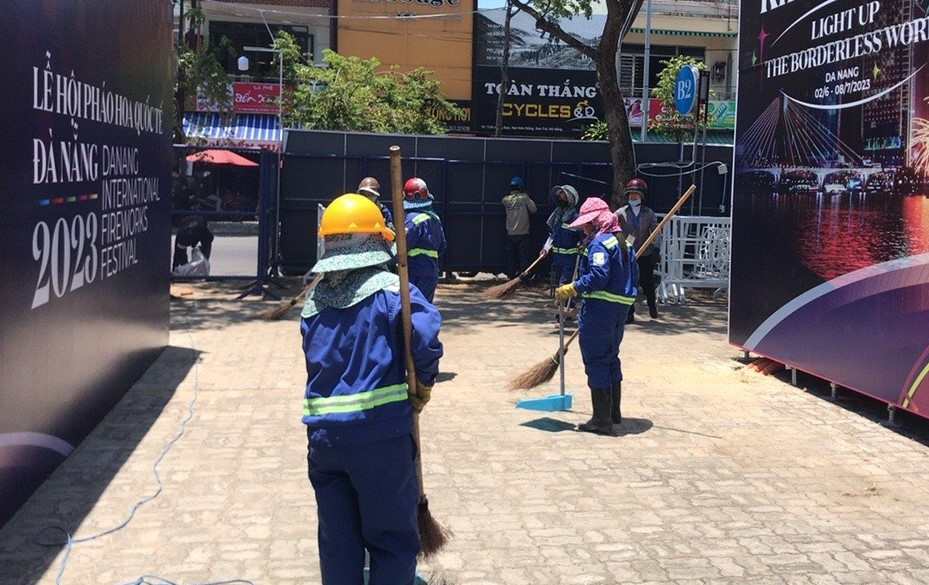 Bên trong khu vực khán đài được dọn dẹp sạch sẽ.