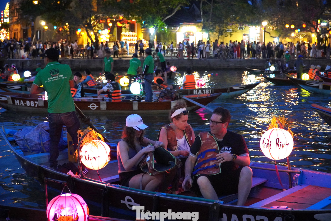 Sau khi ngồi ổn định, du khách sẽ được phát áo phao mang vào để đảm bảo an toàn. Mỗi chuyến dạo thuyền trên sông kéo dài 20 phút. Chị Yến Ly (tỉnh Lâm Đồng) chia sẻ: "Thời gian xếp hàng của tôi gần gấp đôi thời gian đi thuyền, nhưng bù lại rất xứng đáng. Tôi được hưởng không khí mát mẻ giữa sông về đêm, nhìn ngắm phố cổ lên đèn lung linh, cảm giác thật thoải mái và an yên". Sau khi ngồi ổn định, du khách sẽ được phát áo phao mang vào để đảm bảo an toàn. Mỗi chuyến dạo thuyền trên sông kéo dài 20 phút. Chị Yến Ly (tỉnh Lâm Đồng) chia sẻ: "Thời gian xếp hàng của tôi gần gấp đôi thời gian đi thuyền, nhưng bù lại rất xứng đáng. Tôi được hưởng không khí mát mẻ giữa sông về đêm, nhìn ngắm phố cổ lên đèn lung linh, cảm giác thật thoải mái và an yên".