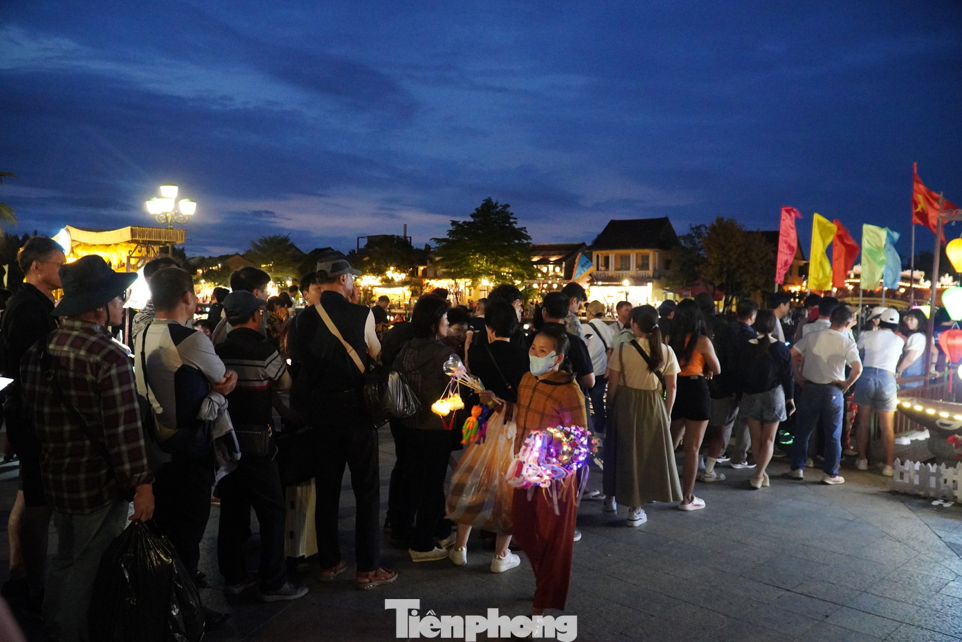 Những hàng dài nối tiếp nhau không ngớt. "Khi tôi tới đã thấy một hàng dài mấy chục người chờ đợi. Tôi phải mất nửa tiếng, nhích từng chút mới được xuống thuyền. Dù tốn thời gian nhưng bù lại cảm giác đi trên sông Hoài nhìn ngắm phố cổ thật tuyệt", chị Hyo-jin (Hàn Quốc) chia sẻ. Những hàng dài nối tiếp nhau không ngớt. "Khi tôi tới đã thấy một hàng dài mấy chục người chờ đợi. Tôi phải mất nửa tiếng, nhích từng chút mới được xuống thuyền. Dù tốn thời gian nhưng bù lại cảm giác đi trên sông Hoài nhìn ngắm phố cổ thật tuyệt", chị Hyo-jin (Hàn Quốc) chia sẻ.