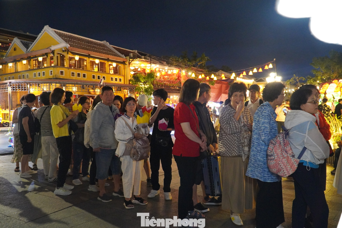 Dòng người kéo đến bến thuyền mỗi lúc một đông. Đến 21h30, các thuyền sẽ ngưng phục vụ chở du khách. Dòng người kéo đến bến thuyền mỗi lúc một đông. Đến 21h30, các thuyền sẽ ngưng phục vụ chở du khách.