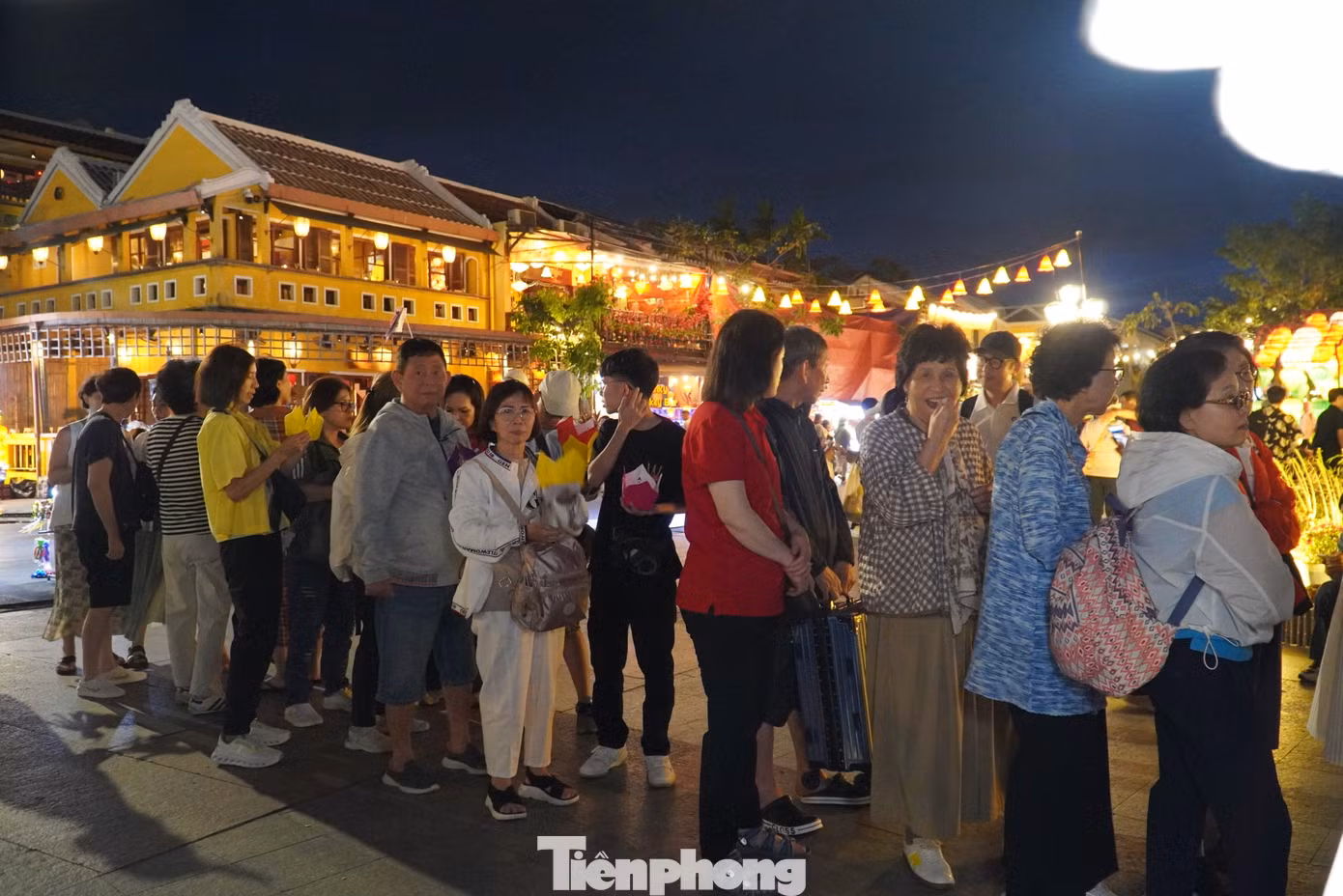 Dòng người kéo đến bến thuyền mỗi lúc một đông. Đến 21h30, các thuyền sẽ ngưng phục vụ chở du khách.