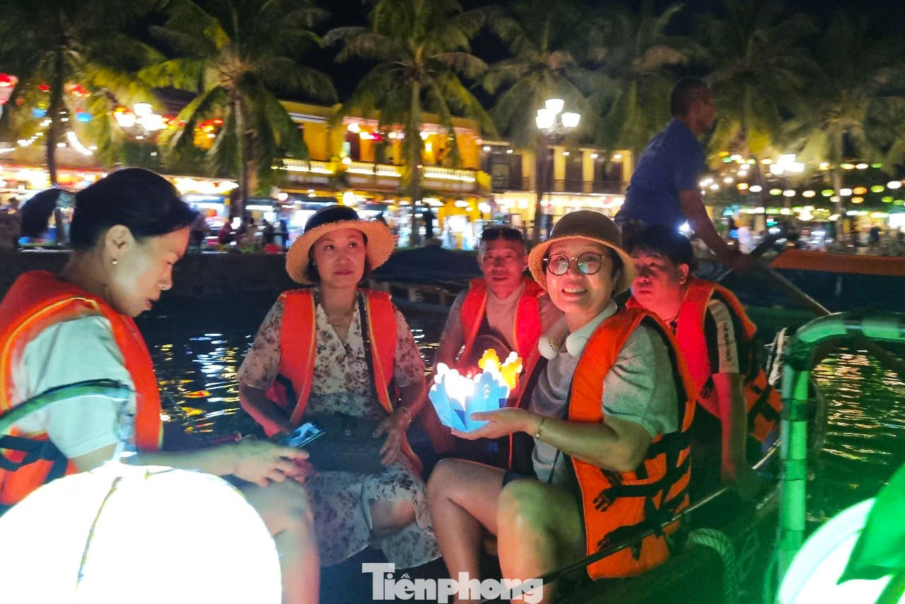 Đây là trải nghiệm thu hút rất đông du khách Hàn Quốc. Chị Jang Mi cho hay, ở Hội An có hai điểm đến mà chị không thể bỏ qua là rừng dừa bảy Mẫu và phố cổ về đêm. "Tôi tìm hiểu về Hội An trên mạng rất nhiều và khi đến tận đây thì đúng mọi thứ thật tuyệt. Dòng sông Hoài đông đúc nhưng không ồn ào, xô bồ. Tôi thích nhất là thả hoa đăng, tôi thấy mọi người còn cầu nguyện trước khi thả", chị kể. Đây là trải nghiệm thu hút rất đông du khách Hàn Quốc. Chị Jang Mi cho hay, ở Hội An có hai điểm đến mà chị không thể bỏ qua là rừng dừa bảy Mẫu và phố cổ về đêm. "Tôi tìm hiểu về Hội An trên mạng rất nhiều và khi đến tận đây thì đúng mọi thứ thật tuyệt. Dòng sông Hoài đông đúc nhưng không ồn ào, xô bồ. Tôi thích nhất là thả hoa đăng, tôi thấy mọi người còn cầu nguyện trước khi thả", chị kể.