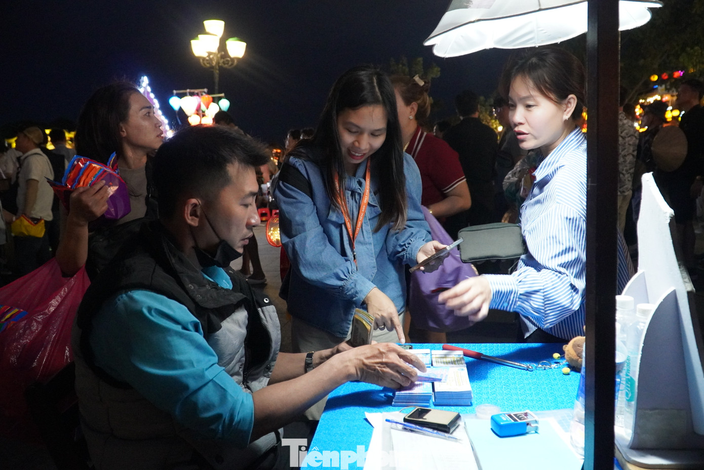 Anh Như Nguyện - tổ bán vé số 1 - cho biết mỗi đêm bán khoảng 150 vé. Những tối cuối tuần, ngày rằm, ngày lễ khách rất đông. Hợp tác xã ghe bơi sông Hoài quy định chuyến từ 1-3 khách 170.000 đồng, 4-5 khách 220.000 đồng. Anh Như Nguyện - tổ bán vé số 1 - cho biết mỗi đêm bán khoảng 150 vé. Những tối cuối tuần, ngày rằm, ngày lễ khách rất đông. Hợp tác xã ghe bơi sông Hoài quy định chuyến từ 1-3 khách 170.000 đồng, 4-5 khách 220.000 đồng.