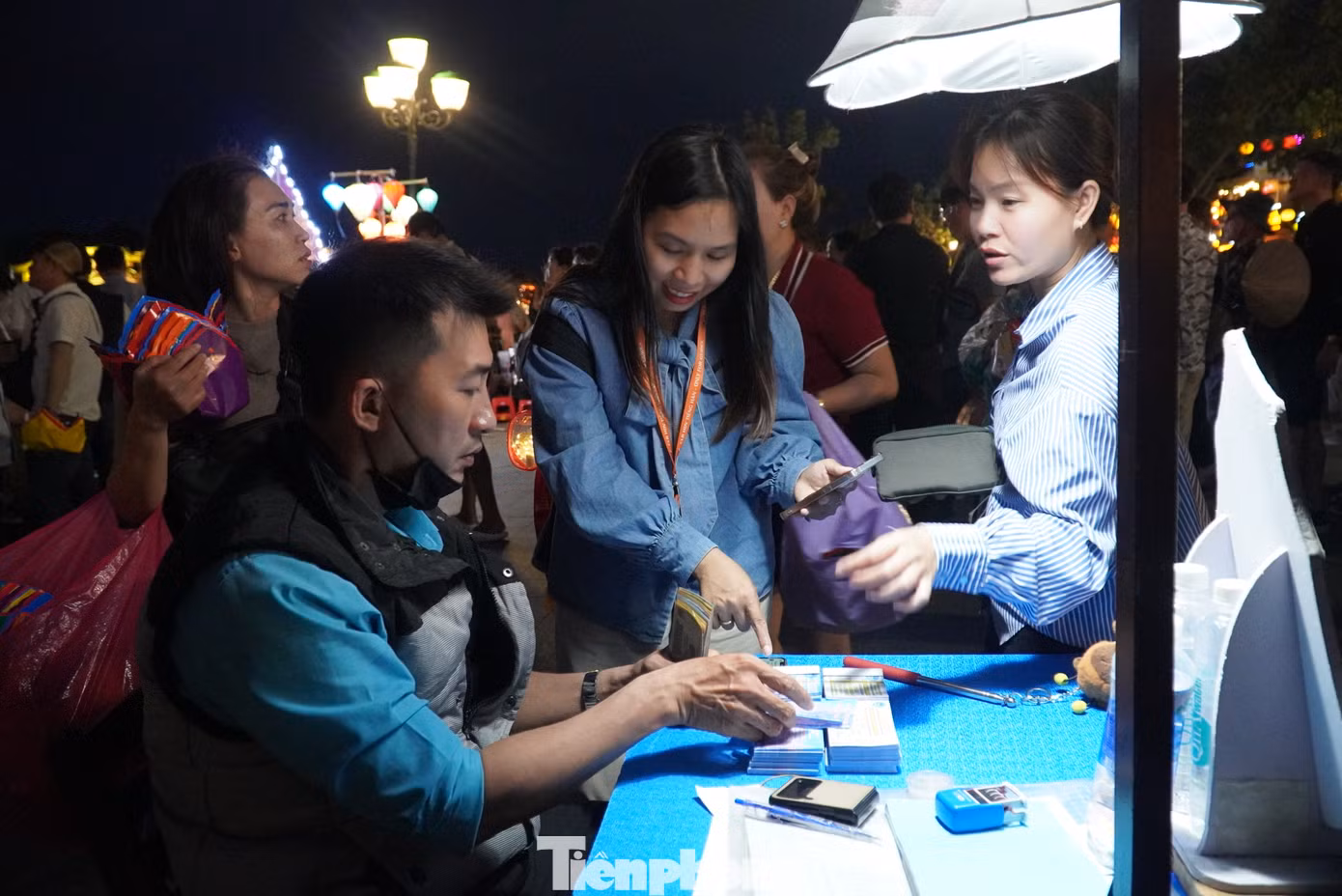 Anh Như Nguyện - tổ bán vé số 1 - cho biết mỗi đêm bán khoảng 150 vé. Những tối cuối tuần, ngày rằm, ngày lễ khách rất đông. Hợp tác xã ghe bơi sông Hoài quy định chuyến từ 1-3 khách 170.000 đồng, 4-5 khách 220.000 đồng.