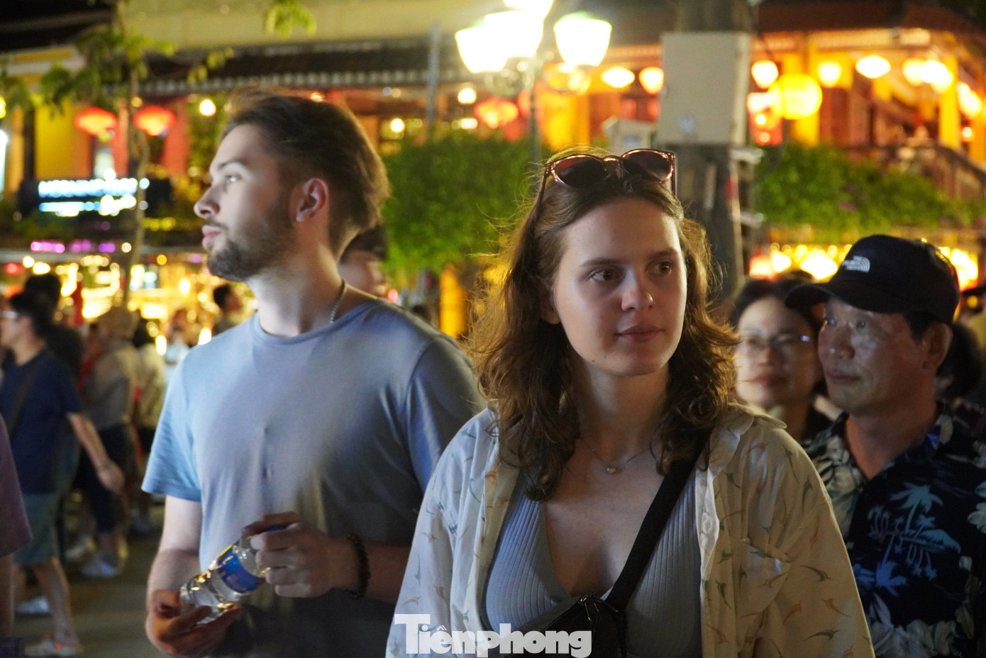 Những hàng dài nối tiếp nhau không ngớt. "Khi tôi tới đã thấy một hàng dài mấy chục người chờ đợi. Tôi phải mất nửa tiếng, nhích từng chút mới được xuống thuyền. Dù tốn thời gian nhưng bù lại cảm giác đi trên sông Hoài nhìn ngắm phố cổ thật tuyệt", chị Hyo-jin (Hàn Quốc) chia sẻ. Những hàng dài nối tiếp nhau không ngớt. "Khi tôi tới đã thấy một hàng dài mấy chục người chờ đợi. Tôi phải mất nửa tiếng, nhích từng chút mới được xuống thuyền. Dù tốn thời gian nhưng bù lại cảm giác đi trên sông Hoài nhìn ngắm phố cổ thật tuyệt", chị Hyo-jin (Hàn Quốc) chia sẻ.