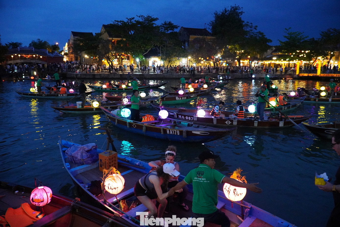 Anh Đậu Vĩnh Phương (Nam Định) cho hay chắc chắn sẽ đưa gia đình đến Hội An du lịch và trải nghiệm đi thuyền trên sông. "Dù Hội An có đông đến mấy, tôi vẫn cảm nhận được sự bình yên, hiền hoà của vùng đất và con người ở đây", anh nói. Anh Đậu Vĩnh Phương (Nam Định) cho hay chắc chắn sẽ đưa gia đình đến Hội An du lịch và trải nghiệm đi thuyền trên sông. "Dù Hội An có đông đến mấy, tôi vẫn cảm nhận được sự bình yên, hiền hoà của vùng đất và con người ở đây", anh nói.