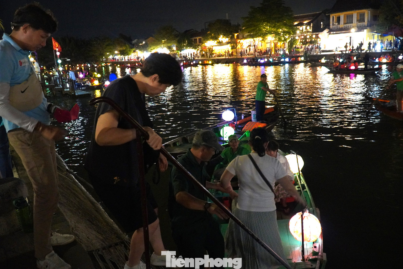 Sông Hoài uốn lượn giữa lòng Hội An. Mỗi đêm, những chuyến thuyền đưa hàng ngàn du khách thưởng ngoạn phố cổ lung linh, yên bình. Sông Hoài uốn lượn giữa lòng Hội An. Mỗi đêm, những chuyến thuyền đưa hàng ngàn du khách thưởng ngoạn phố cổ lung linh, yên bình.