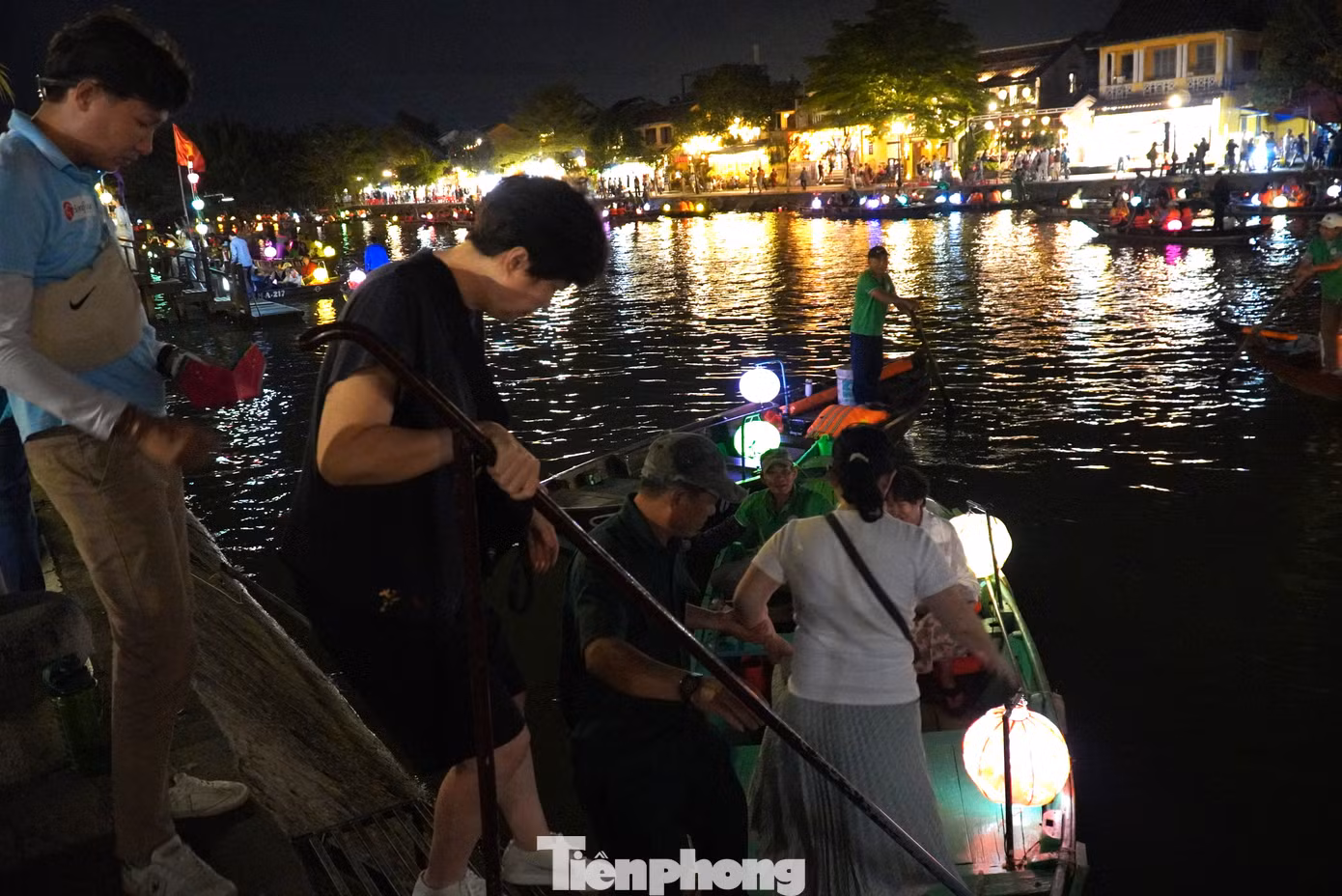 Sông Hoài uốn lượn giữa lòng Hội An. Mỗi đêm, những chuyến thuyền đưa hàng ngàn du khách thưởng ngoạn phố cổ lung linh, yên bình.