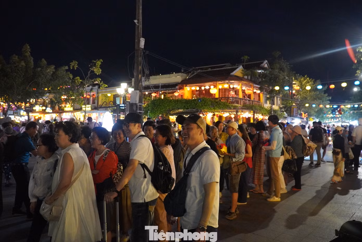 Những hàng dài nối tiếp nhau không ngớt. "Khi tôi tới đã thấy một hàng dài mấy chục người chờ đợi. Tôi phải mất nửa tiếng, nhích từng chút mới được xuống thuyền. Dù tốn thời gian nhưng bù lại cảm giác đi trên sông Hoài nhìn ngắm phố cổ thật tuyệt", chị Hyo-jin (Hàn Quốc) chia sẻ.