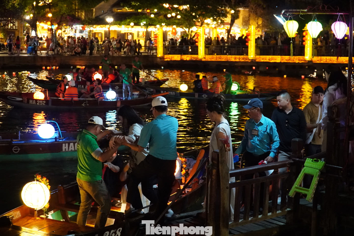 Từng nhóm khách sẽ được hỗ trợ xuống thuyền. Mỗi thuyền chỉ được chở không quá 5 khách, kể cả trẻ em. Từng nhóm khách sẽ được hỗ trợ xuống thuyền. Mỗi thuyền chỉ được chở không quá 5 khách, kể cả trẻ em.