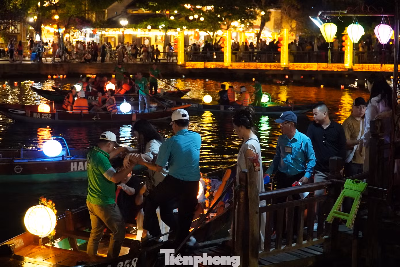 Từng nhóm khách sẽ được hỗ trợ xuống thuyền. Mỗi thuyền chỉ được chở không quá 5 khách, kể cả trẻ em.