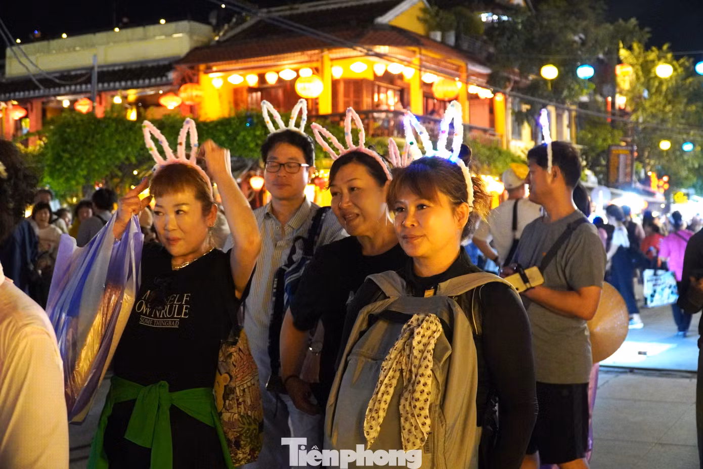 Những hàng dài nối tiếp nhau không ngớt. "Khi tôi tới đã thấy một hàng dài mấy chục người chờ đợi. Tôi phải mất nửa tiếng, nhích từng chút mới được xuống thuyền. Dù tốn thời gian nhưng bù lại cảm giác đi trên sông Hoài nhìn ngắm phố cổ thật tuyệt", chị Hyo-jin (Hàn Quốc) chia sẻ.