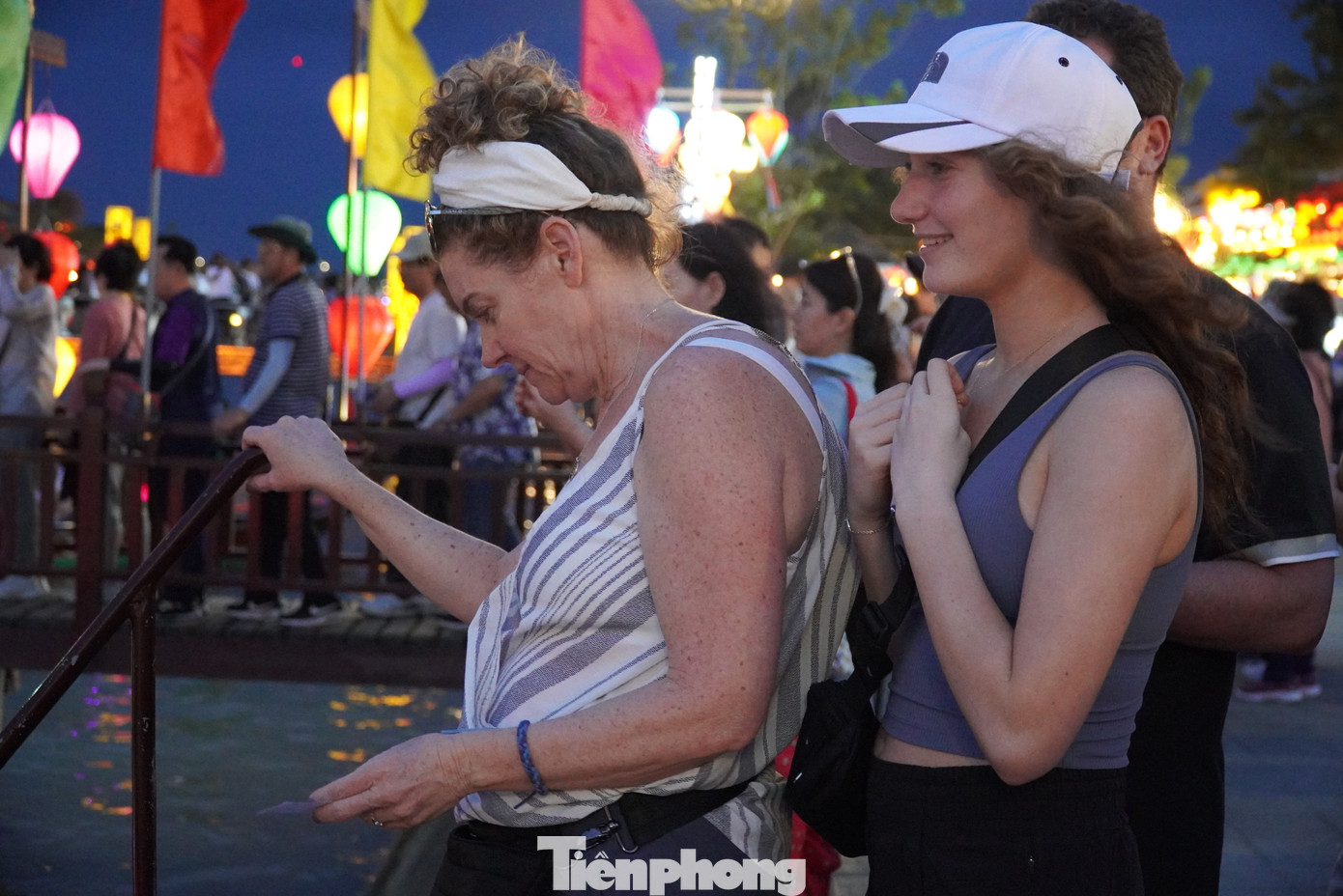 Du khách nước ngoài hào hứng chuẩn bị xuống thuyền sau một hồi lâu chờ đợi. Du khách nước ngoài hào hứng chuẩn bị xuống thuyền sau một hồi lâu chờ đợi.