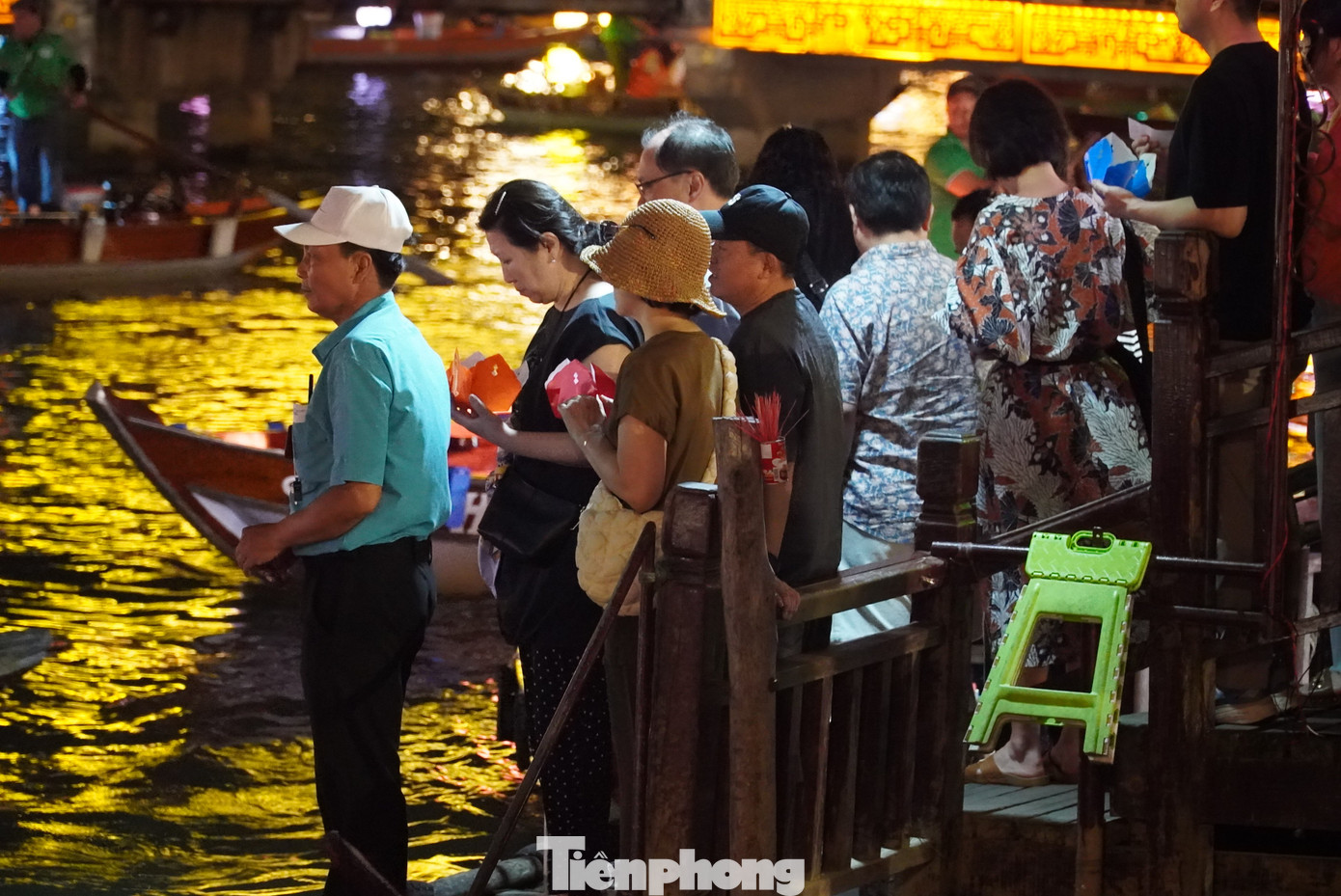 Trước khi xuống thuyền, nhiều du khách còn chuẩn bị hoa đăng để thả xuống sông cùng lời nguyện ước. Trước khi xuống thuyền, nhiều du khách còn chuẩn bị hoa đăng để thả xuống sông cùng lời nguyện ước.