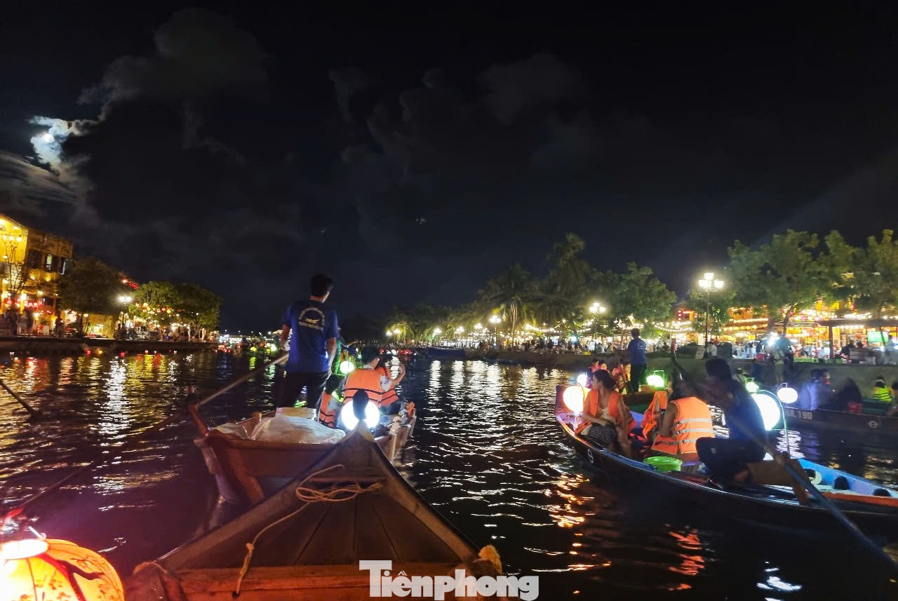 Sông Hoài uốn lượn giữa lòng Hội An. Mỗi đêm, những chuyến thuyền đưa hàng ngàn du khách thưởng ngoạn phố cổ lung linh, yên bình. Sông Hoài uốn lượn giữa lòng Hội An. Mỗi đêm, những chuyến thuyền đưa hàng ngàn du khách thưởng ngoạn phố cổ lung linh, yên bình.