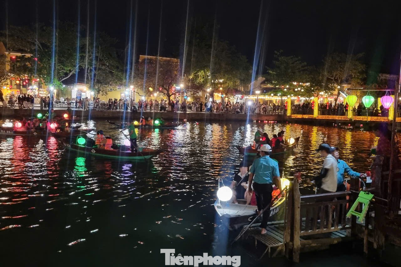 Sông Hoài uốn lượn giữa lòng Hội An. Mỗi đêm, những chuyến thuyền đưa hàng ngàn du khách thưởng ngoạn phố cổ lung linh, yên bình. Sông Hoài uốn lượn giữa lòng Hội An. Mỗi đêm, những chuyến thuyền đưa hàng ngàn du khách thưởng ngoạn phố cổ lung linh, yên bình.