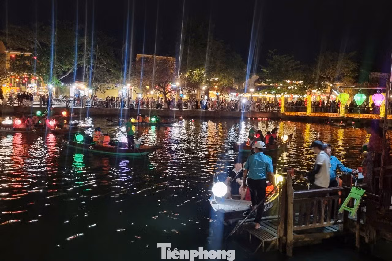 Sông Hoài uốn lượn giữa lòng Hội An. Mỗi đêm, những chuyến thuyền đưa hàng ngàn du khách thưởng ngoạn phố cổ lung linh, yên bình.