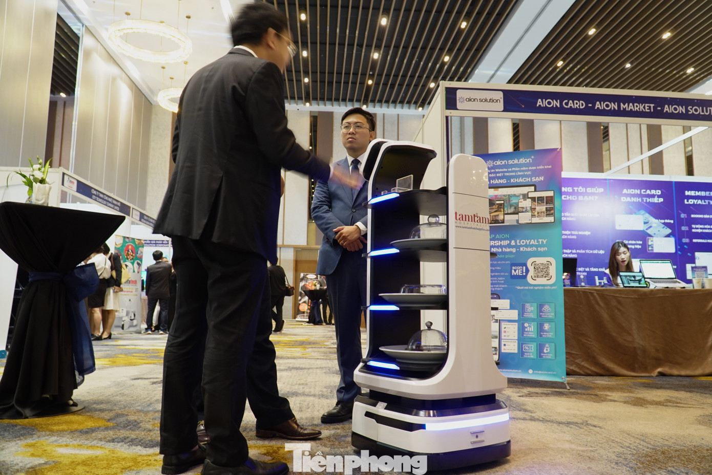 Robot “bồi bàn” này được một đơn vị ở miền Bắc mang tới triển lãm với chức năng chính như một bồi bàn trong khách sạn, nhà hàng. Khách hàng chọn thực đơn trên màn hình, robot sẽ chuyển thông tin về trung tâm xử lý, sau đó đến khu vực bếp/quầy ăn nhận món và trở lại đúng vị trí nơi khách ngồi. Ảnh: Thanh Hiền. Robot “bồi bàn” này được một đơn vị ở miền Bắc mang tới triển lãm với chức năng chính như một bồi bàn trong khách sạn, nhà hàng. Khách hàng chọn thực đơn trên màn hình, robot sẽ chuyển thông tin về trung tâm xử lý, sau đó đến khu vực bếp/quầy ăn nhận món và trở lại đúng vị trí nơi khách ngồi. Ảnh: Thanh Hiền.