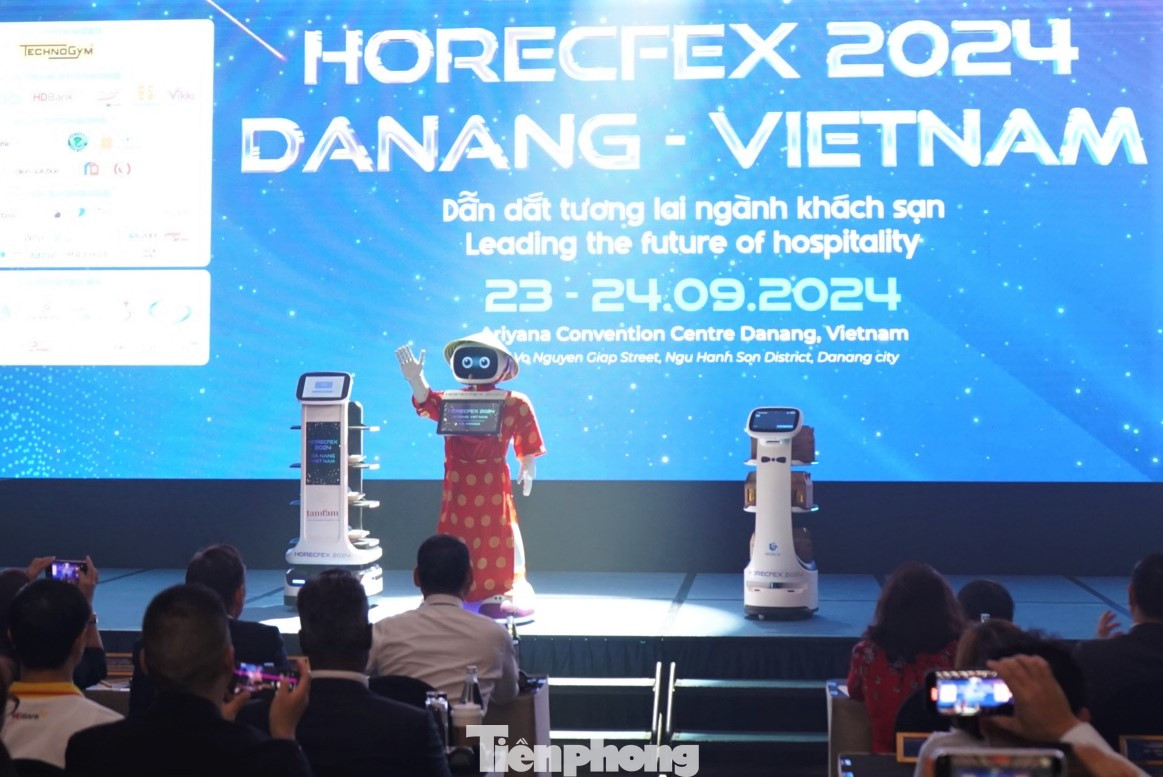 Robot lễ tân có thể nói, chào du khách. Robot lễ tân có thể nói, chào du khách.