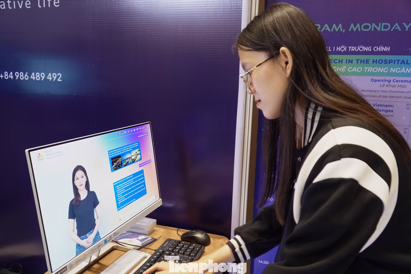 Tại chương trình, nhiều ứng dụng công nghệ trong ngành khách sạn cũng được các đơn vị giới thiệu. Chatbox của một công ty trả lời tất tần tật câu hỏi của du khách về Đà Nẵng qua 10 ngôn ngữ. Hiện sản phẩm này đã được ứng dụng ở ga quốc nội và quốc tế, sân bay Đà Nẵng.