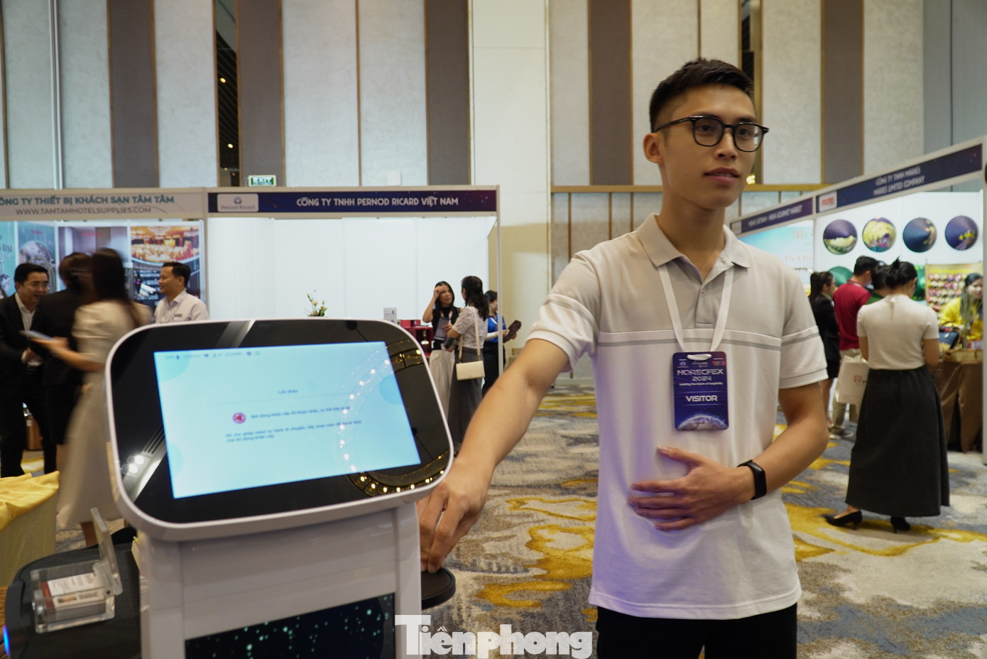 Robot có 3 ngăn để đồ ăn, ngăn trên cùng có màn hình cảm ứng. “Bồi bàn” này di chuyển ổn định, chắc chắn, khi gặp chướng ngại vật liền “xin đường” bằng cách phát âm thanh: vui lòng nhường đường giúp tôi di chuyển. Theo đại diện đơn vị cung ứng, hiện các nước như Trung Quốc, Hàn Quốc... đã sử dụng robot này hầu như trong tất cả các khách sạn. Ở Việt Nam và Đà Nẵng nói riêng còn khá hạn chế. Robot có 3 ngăn để đồ ăn, ngăn trên cùng có màn hình cảm ứng. “Bồi bàn” này di chuyển ổn định, chắc chắn, khi gặp chướng ngại vật liền “xin đường” bằng cách phát âm thanh: vui lòng nhường đường giúp tôi di chuyển. Theo đại diện đơn vị cung ứng, hiện các nước như Trung Quốc, Hàn Quốc... đã sử dụng robot này hầu như trong tất cả các khách sạn. Ở Việt Nam và Đà Nẵng nói riêng còn khá hạn chế.