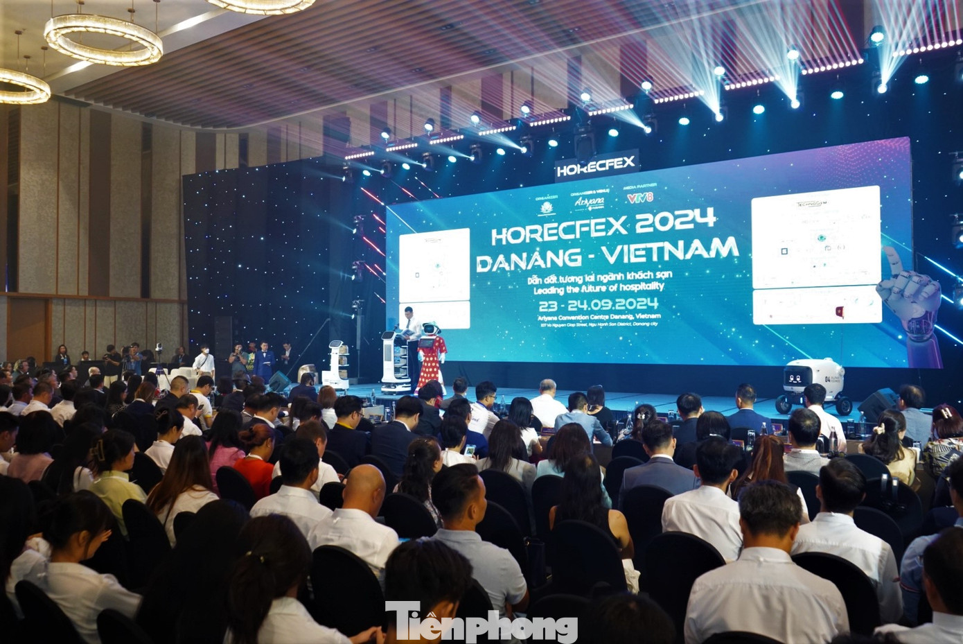 Bà Đỗ Thị Hồng Xoan - Phó Chủ tịch Hiệp hội hu lịch Việt Nam, Chủ tịch Hiệp hội khách sạn Việt Nam - cho hay, Việt Nam có 38.000 cơ sở lưu trú, vì vậy việc cần đến công nghệ tiến tiến để phát triển trong thời kỳ hội nhập là cực kỳ quan trọng. Bà Đỗ Thị Hồng Xoan - Phó Chủ tịch Hiệp hội hu lịch Việt Nam, Chủ tịch Hiệp hội khách sạn Việt Nam - cho hay, Việt Nam có 38.000 cơ sở lưu trú, vì vậy việc cần đến công nghệ tiến tiến để phát triển trong thời kỳ hội nhập là cực kỳ quan trọng.