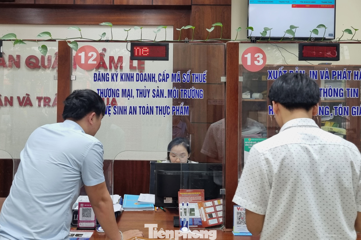 &quot;Tôi đi hai lần rồi nhưng không đăng ký được vì bộ phận tiếp nhận hồ sơ báo hệ thống xử lý bị trục trặc. Có lẽ do số lượng nhiều quá khiến hệ thống bị treo&quot;, anh V.A. (quận Cẩm Lệ) nói. Theo ghi nhận, nhiều thời điểm, cán bộ tiếp nhận hồ sơ tại các quận phát giấy cho người dân về nhà điền thông tin, và hẹn lần sau quay lại. Trước khi tới cần gọi trước để xem hệ thống đã xử lý được chưa.