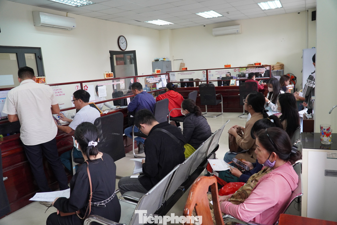 Tại quận Hải Châu, từ sáng đã có rất nhiều người tới bộ phận tiếp nhận và trả kết quả hồ sơ bấm số chờ đăng ký hộ kinh doanh dạy thêm. Theo quy định trong Thông tư 29, tổ chức hoặc cá nhân tổ chức hoạt động dạy thêm, học thêm ngoài nhà trường có thu tiền của học sinh phải đăng kí kinh doanh theo quy định của pháp luật. Ảnh: Thanh Hiền.