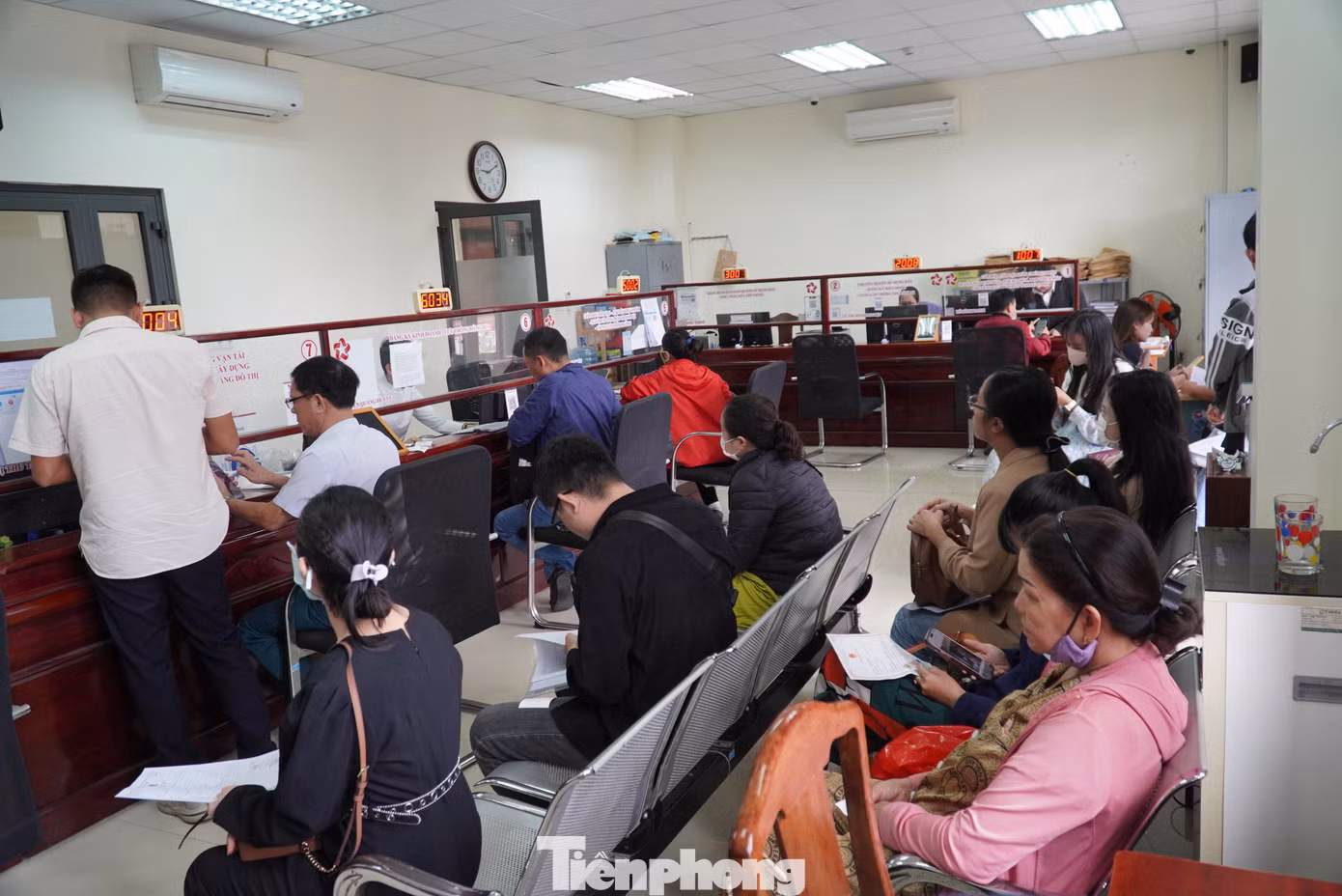 Tại quận Hải Châu, từ sáng đã có rất nhiều người tới bộ phận tiếp nhận và trả kết quả hồ sơ bấm số chờ đăng ký hộ kinh doanh dạy thêm. Theo quy định trong Thông tư 29, tổ chức hoặc cá nhân tổ chức hoạt động dạy thêm, học thêm ngoài nhà trường có thu tiền của học sinh phải đăng kí kinh doanh theo quy định của pháp luật. Ảnh: Thanh Hiền.