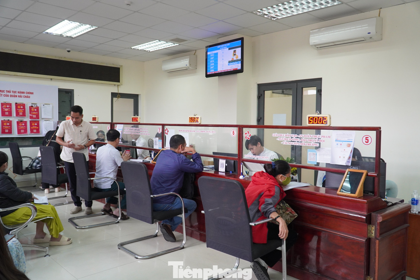 Bà Nguyễn Hoàng Oanh, Phó Trưởng Phòng Tài chính- Kế hoạch, UBND quận Hải Châu cho hay, Thông tư 29 có hiệu lực từ 14/2, trúng vào thứ 6 nên bắt đầu từ thứ 2 (17/2), người dân đổ xô đến đăng ký. &quot;Trước đây ngày cao điểm chúng tôi tiếp nhận khoảng 50 hồ sơ đăng ký kinh doanh. Tuy nhiên khi Thông tư 29 có hiệu lực, riêng đăng ký dạy thêm đã gần 100 bộ. Bộ phận tiếp nhận phải làm việc cật lực vì số lượng quá lớn&quot;, bà nói.