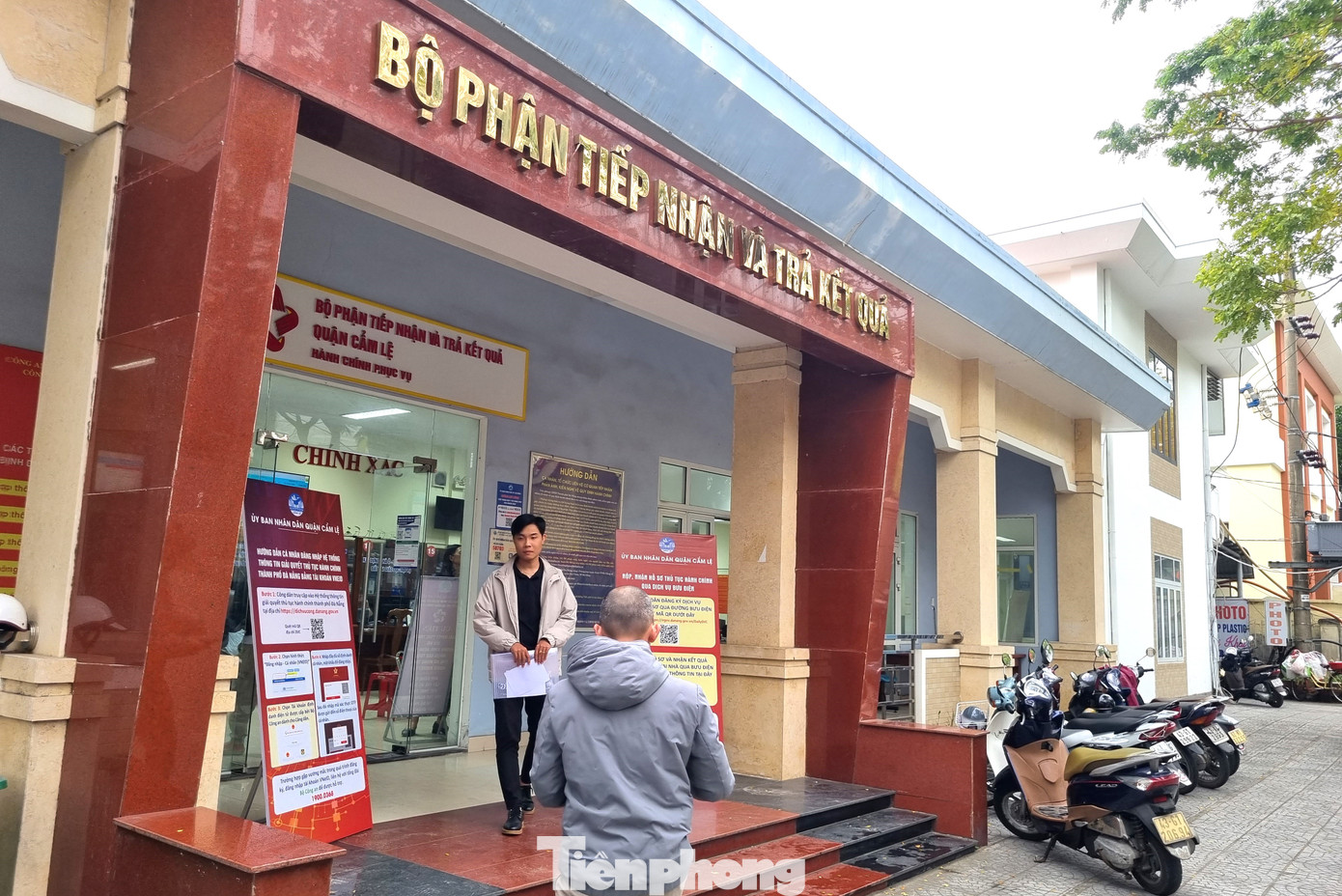 Bộ phận tiếp nhận tại quận Cẩm Lệ liên tục người ra vào đăng ký dạy thêm.