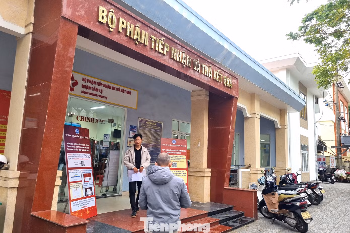 Bộ phận tiếp nhận tại quận Cẩm Lệ liên tục người ra vào đăng ký dạy thêm.