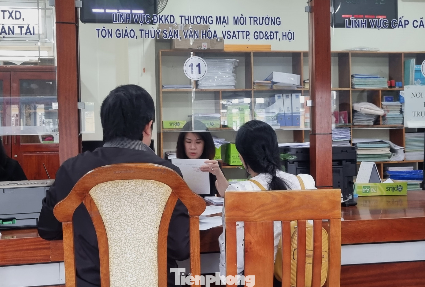 Tại quận Ngũ Hành Sơn, những ngày qua cũng ghi nhận nhiều trường hợp tới đăng ký hộ kinh doanh dạy thêm. Theo các giáo viên, trước đây khi dạy thêm tại nhà không phải đăng ký, việc dạy thêm khá thoải mái. Thông tư 29 ra đời yêu cầu phải đăng ký kinh doanh, tuy có mất thời gian làm thủ tục nhưng việc dạy thêm &quot;danh chính ngôn thuận&quot; khiến họ tự tin hơn.
