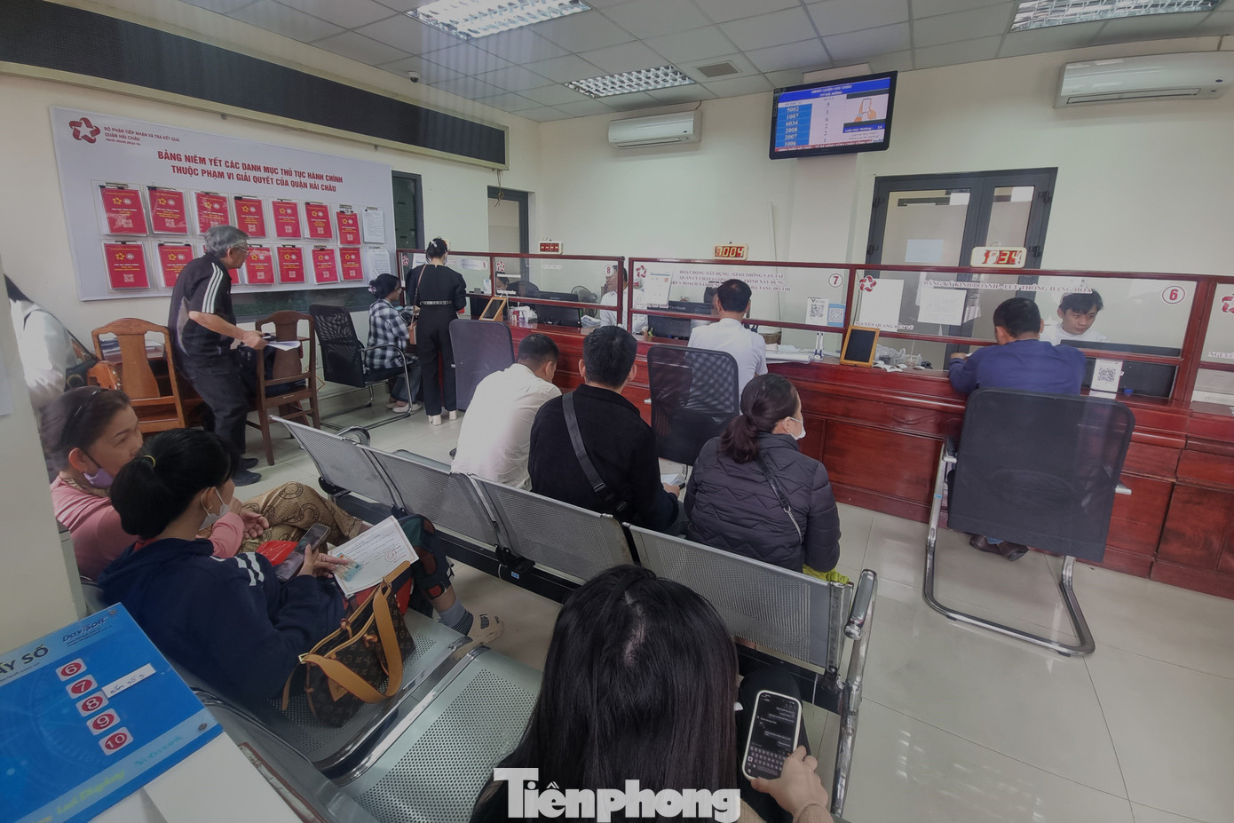 Chị N.M. (quận Hải Châu) cho hay chị là giáo viên trường tư, dạy thêm tiếng Anh cấp 3, khi thấy Thông tư 29 yêu cầu phải đăng ký kinh doanh, chị đã lên quận đăng ký. "Phải đợi đăng ký thành công, cầm Giấy chứng nhận trên tay đã tôi mới dám dạy lại. Vì quy định đã rõ ràng như thế thì phải chấp hành", chị khẳng định.