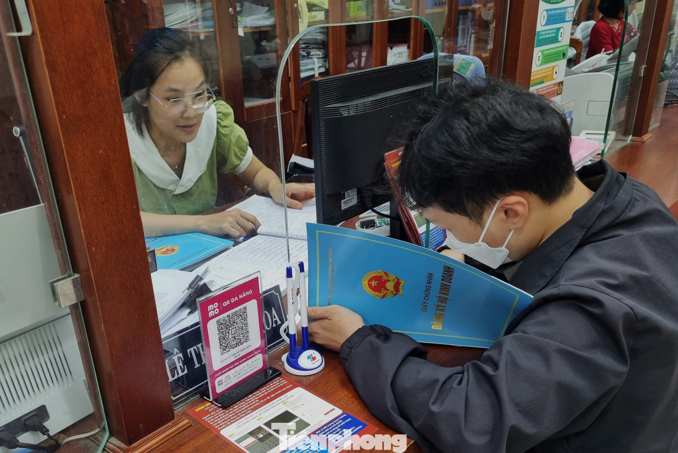 Tại quận Cẩm Lệ, bộ phận tiếp nhận và trả kết quả những ngày này cũng rất đông người đến đăng ký kinh doanh dạy thêm. Vì số lượng quá lớn nên trong ngày chỉ tiếp nhận khoảng 50 hồ sơ để kịp xử lý.