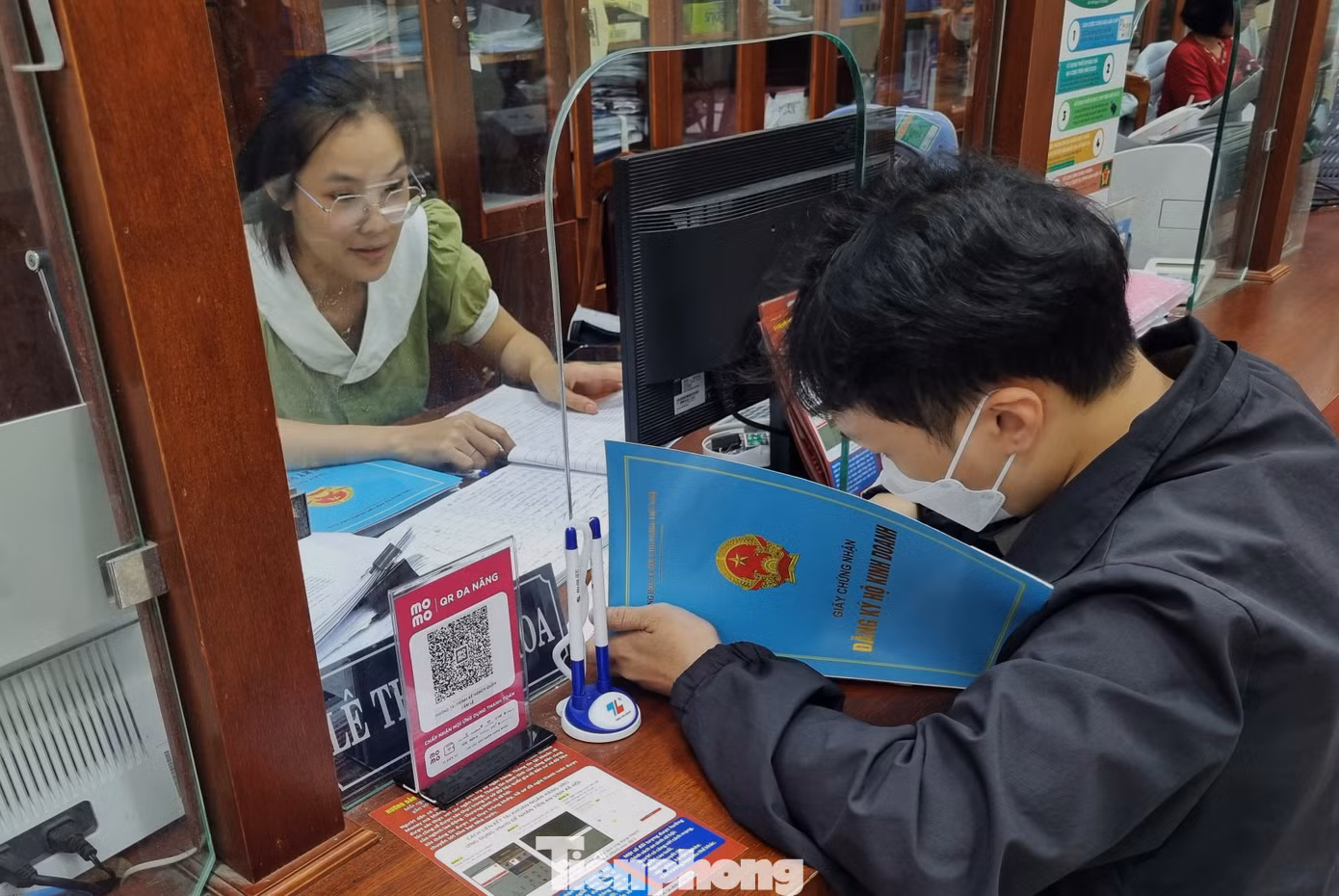 Tại quận Cẩm Lệ, bộ phận tiếp nhận và trả kết quả những ngày này cũng rất đông người đến đăng ký kinh doanh dạy thêm. Vì số lượng quá lớn nên trong ngày chỉ tiếp nhận khoảng 50 hồ sơ để kịp xử lý.