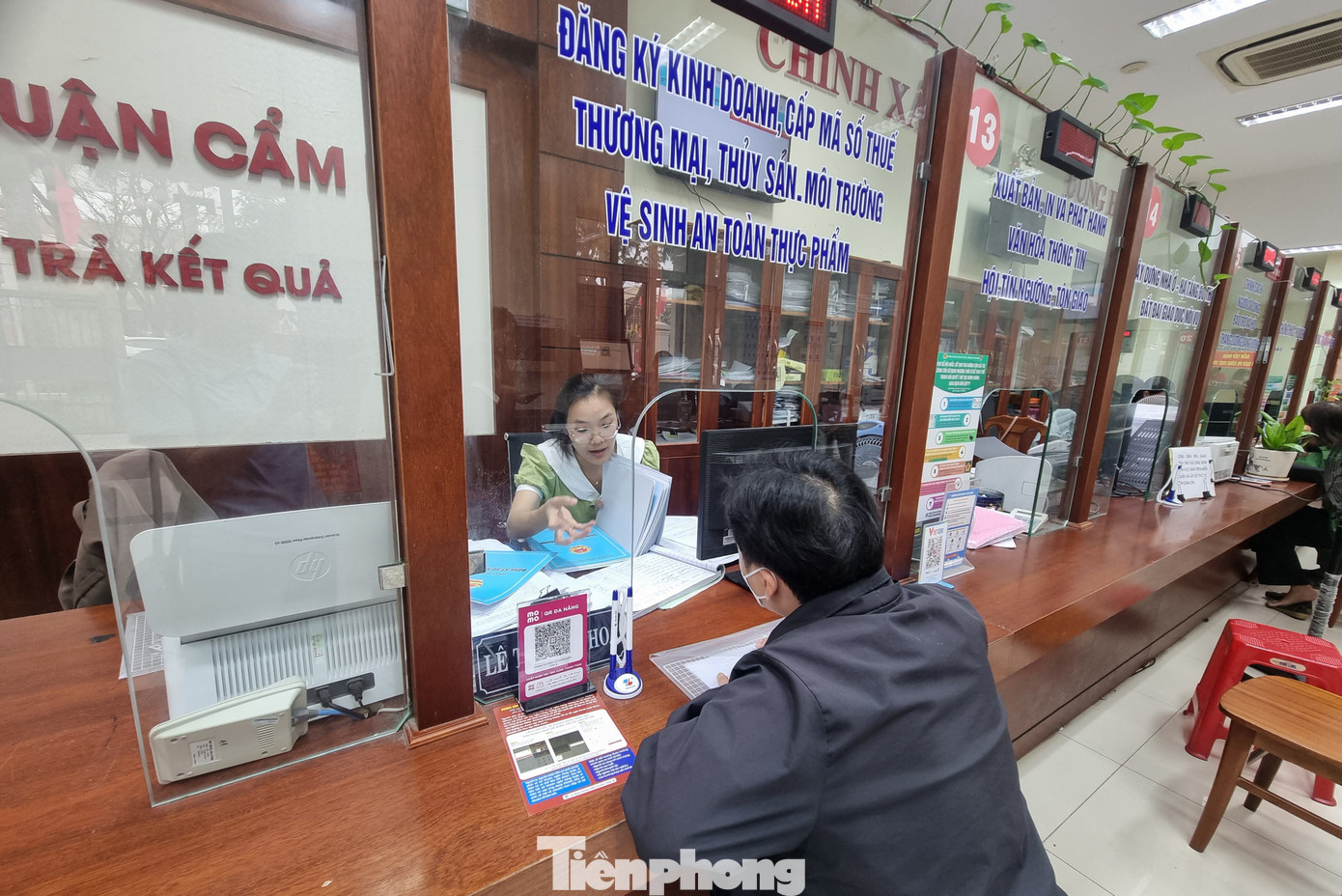 Thông tư 29 cũng quy định người dạy thêm ngoài nhà trường phải bảo đảm có phẩm chất đạo đức tốt; có năng lực chuyên môn phù hợp với môn học tham gia dạy thêm. Giáo viên đang dạy học tại các nhà trường tham gia dạy thêm ngoài nhà trường phải báo cáo với Hiệu trưởng về môn học, địa điểm, hình thức, thời gian tham gia dạy thêm.