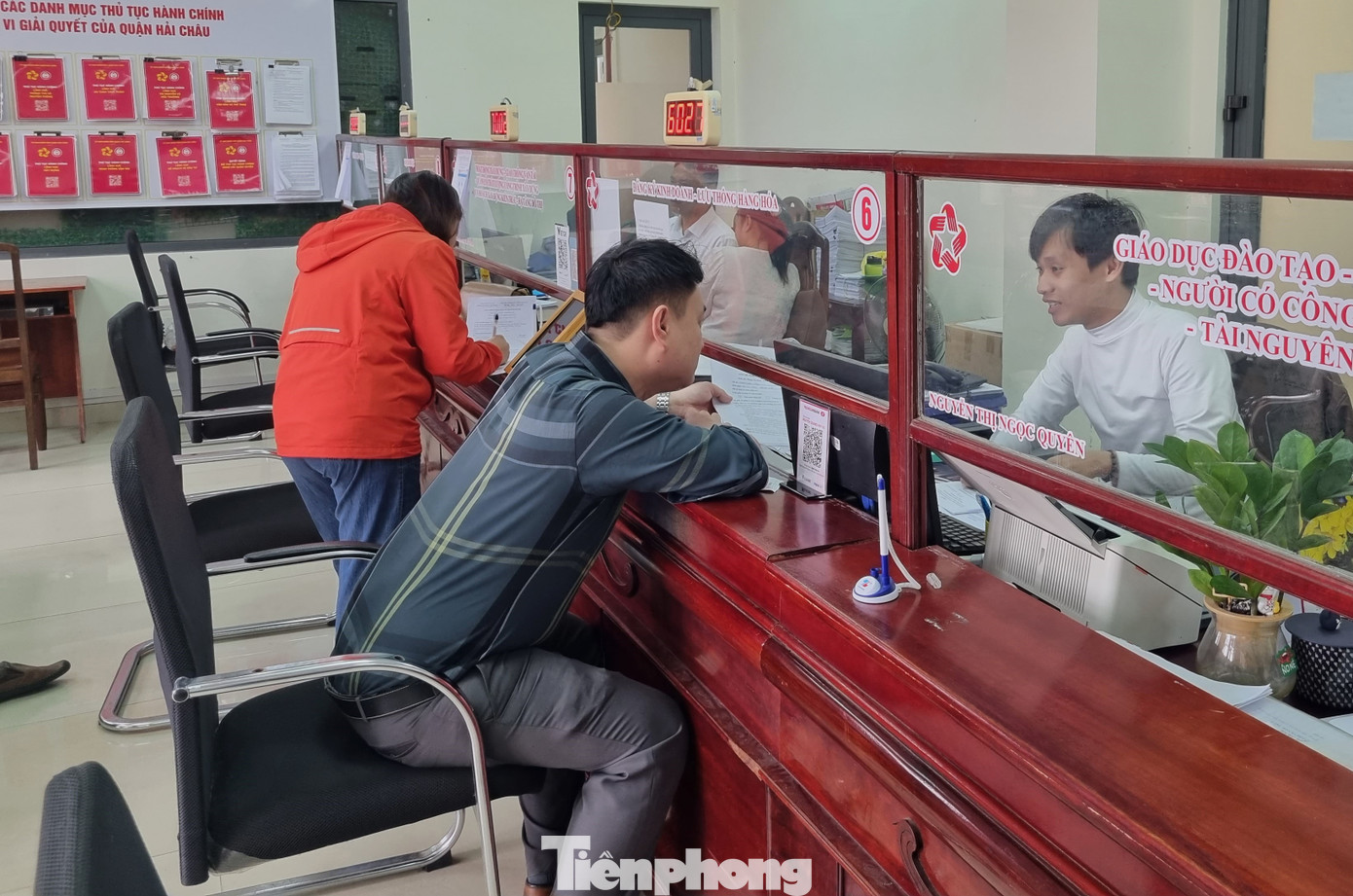 Chị N.M. (quận Hải Châu) cho hay chị là giáo viên trường tư, dạy thêm tiếng Anh cấp 3, khi thấy Thông tư 29 yêu cầu phải đăng ký kinh doanh, chị đã lên quận đăng ký. "Phải đợi đăng ký thành công, cầm Giấy chứng nhận trên tay đã tôi mới dám dạy lại. Vì quy định đã rõ ràng như thế thì phải chấp hành", chị khẳng định.