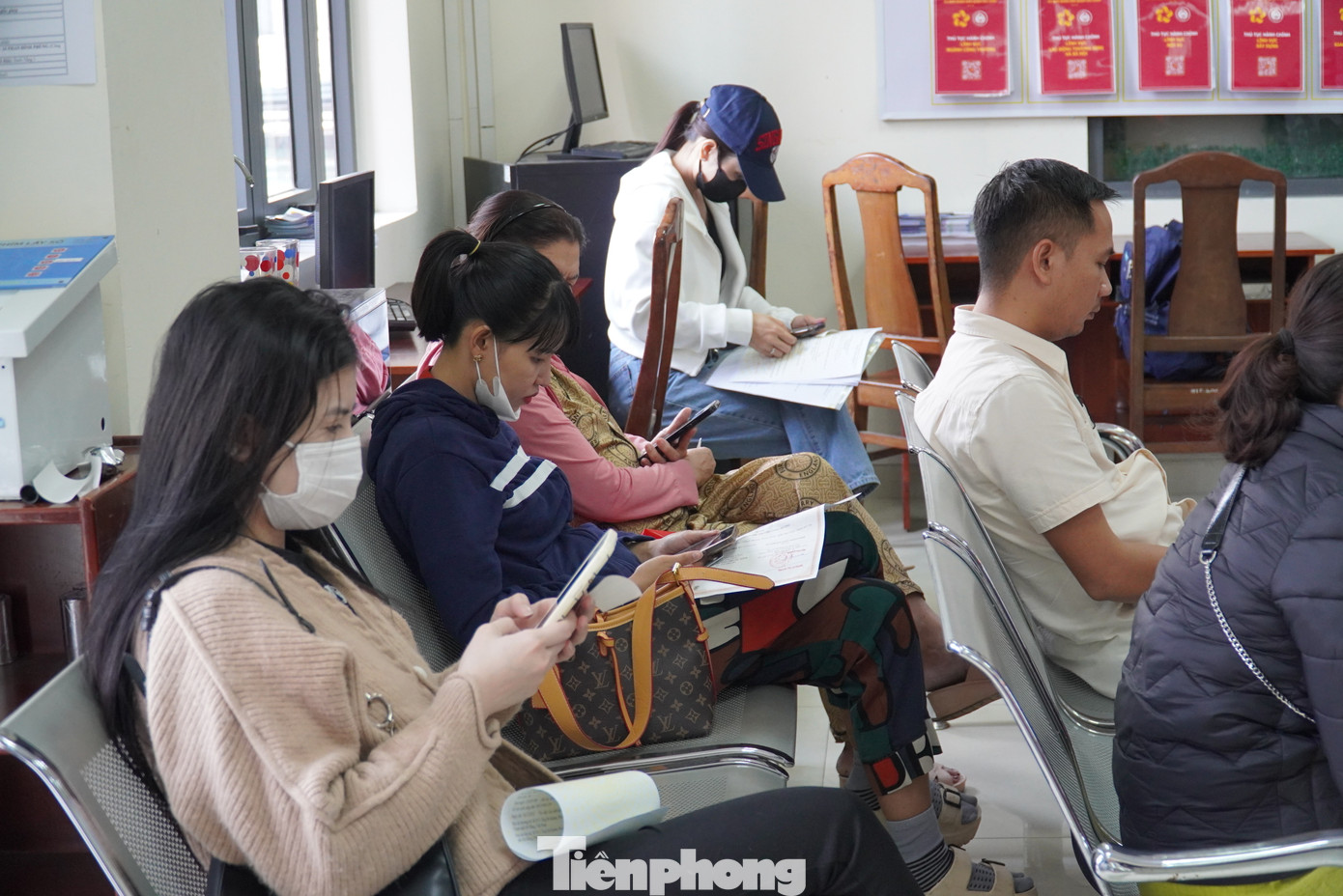 Chị N.M. (quận Hải Châu) cho hay chị là giáo viên trường tư, dạy thêm tiếng Anh cấp 3, khi thấy Thông tư 29 yêu cầu phải đăng ký kinh doanh, chị đã lên quận đăng ký. "Phải đợi đăng ký thành công, cầm Giấy chứng nhận trên tay đã tôi mới dám dạy lại. Vì quy định đã rõ ràng như thế thì phải chấp hành", chị khẳng định.